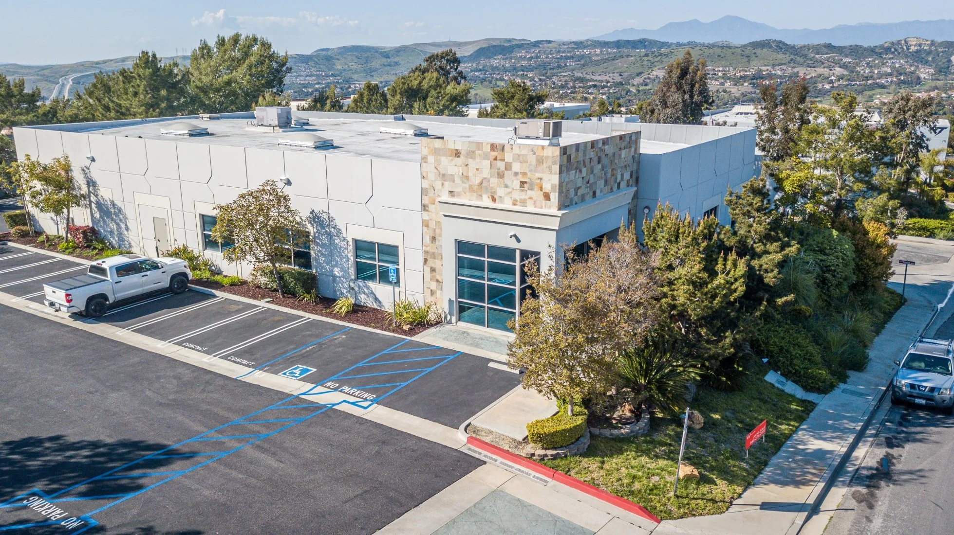 8,000 sf Freestanding Industrial Building For Sublease in San Clemente