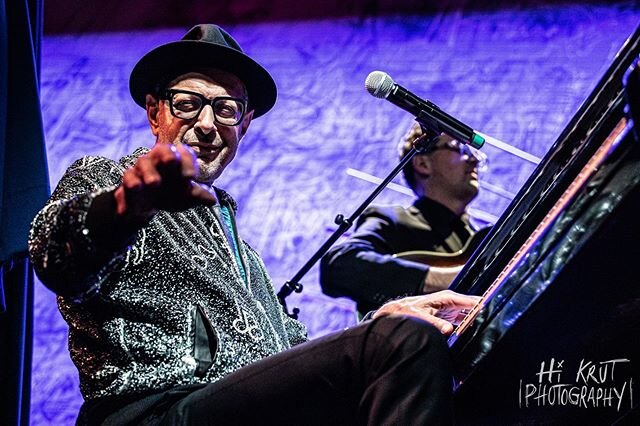 It&rsquo;s been two weeks since the @jeffgoldblum show and it feels like it&rsquo;s been a lifetime (time is weird). This is the last photo I will post from #jeffgoldblumandthemildredsnitzerorchestra - as it&rsquo;s also the most important moment of 