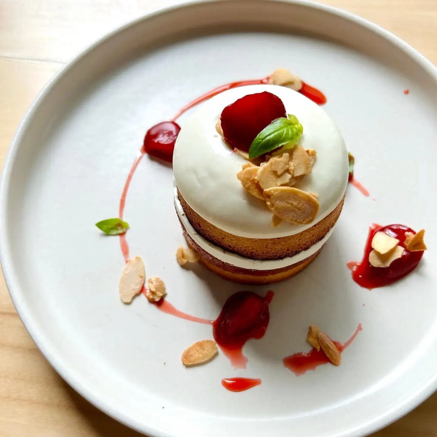 G&acirc;teaux aux amandes, compote de rhubarbe et cr&eacute;meux chocolat blanc 🤍 
( ajout de petites 🍓 r&ocirc;ties)
.
.
.
#dessert