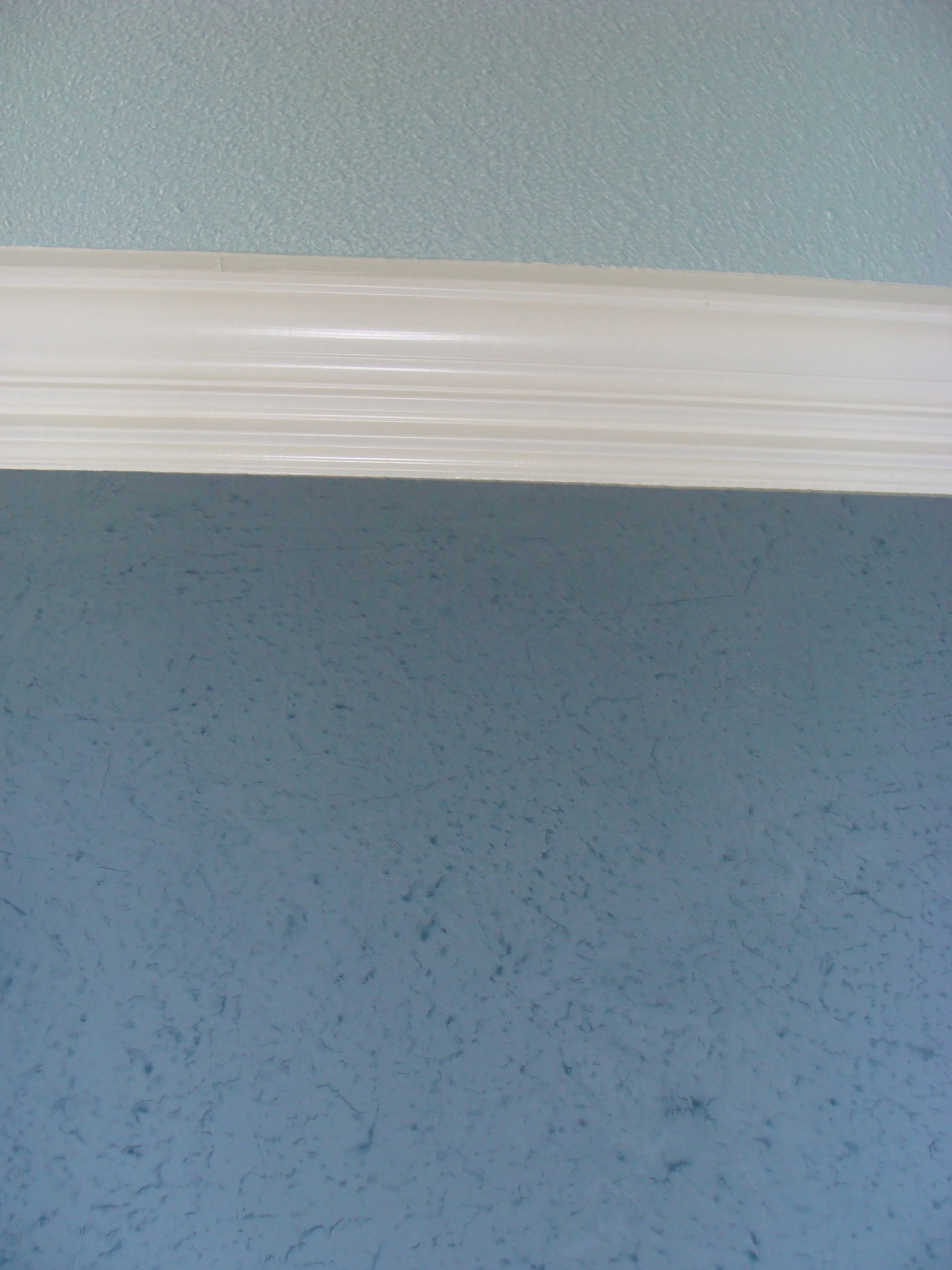 Venetian plaster wall with complimentary color on the ceiling
