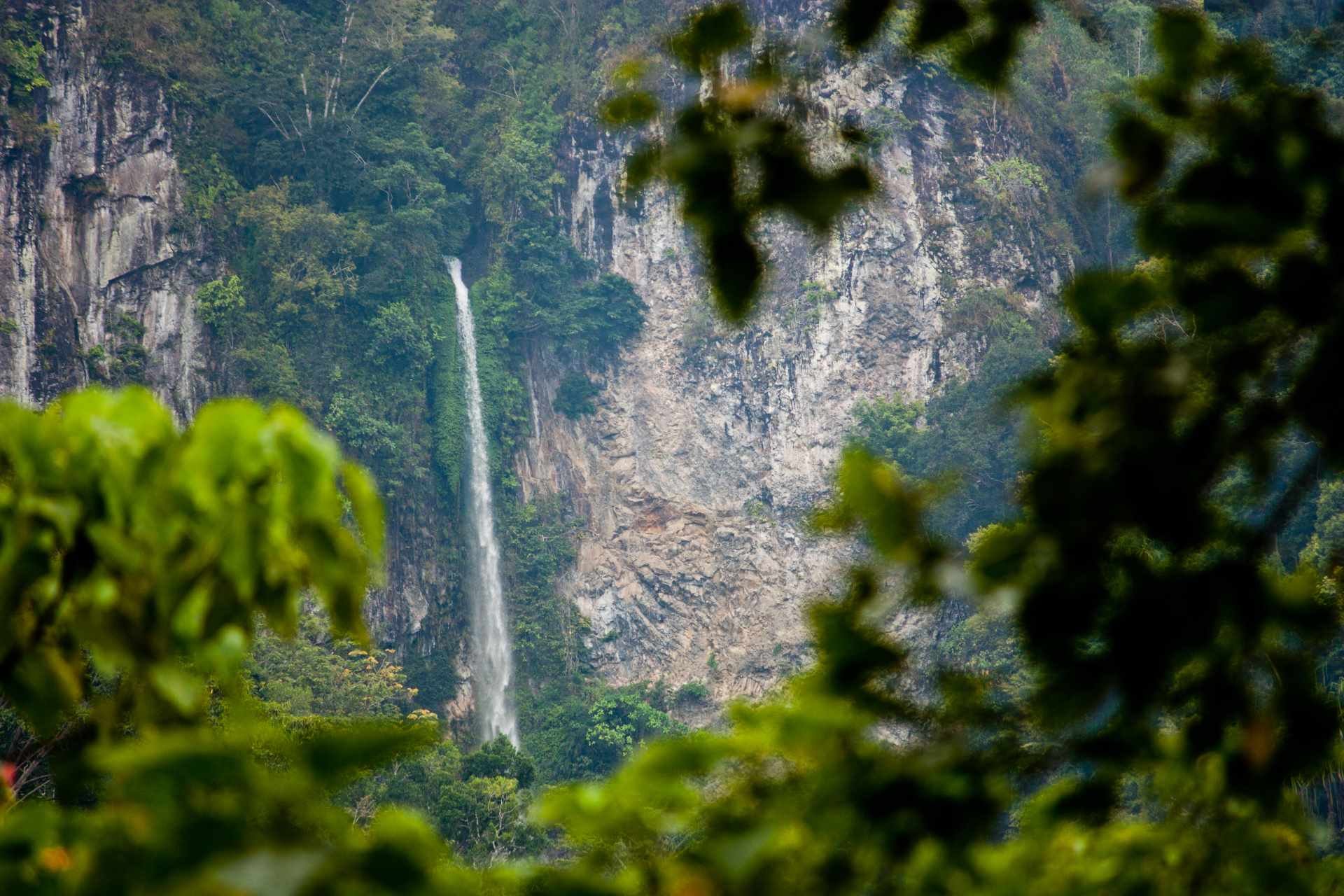 pancuran-rayo-waterfall-pulau-tengah.jpg