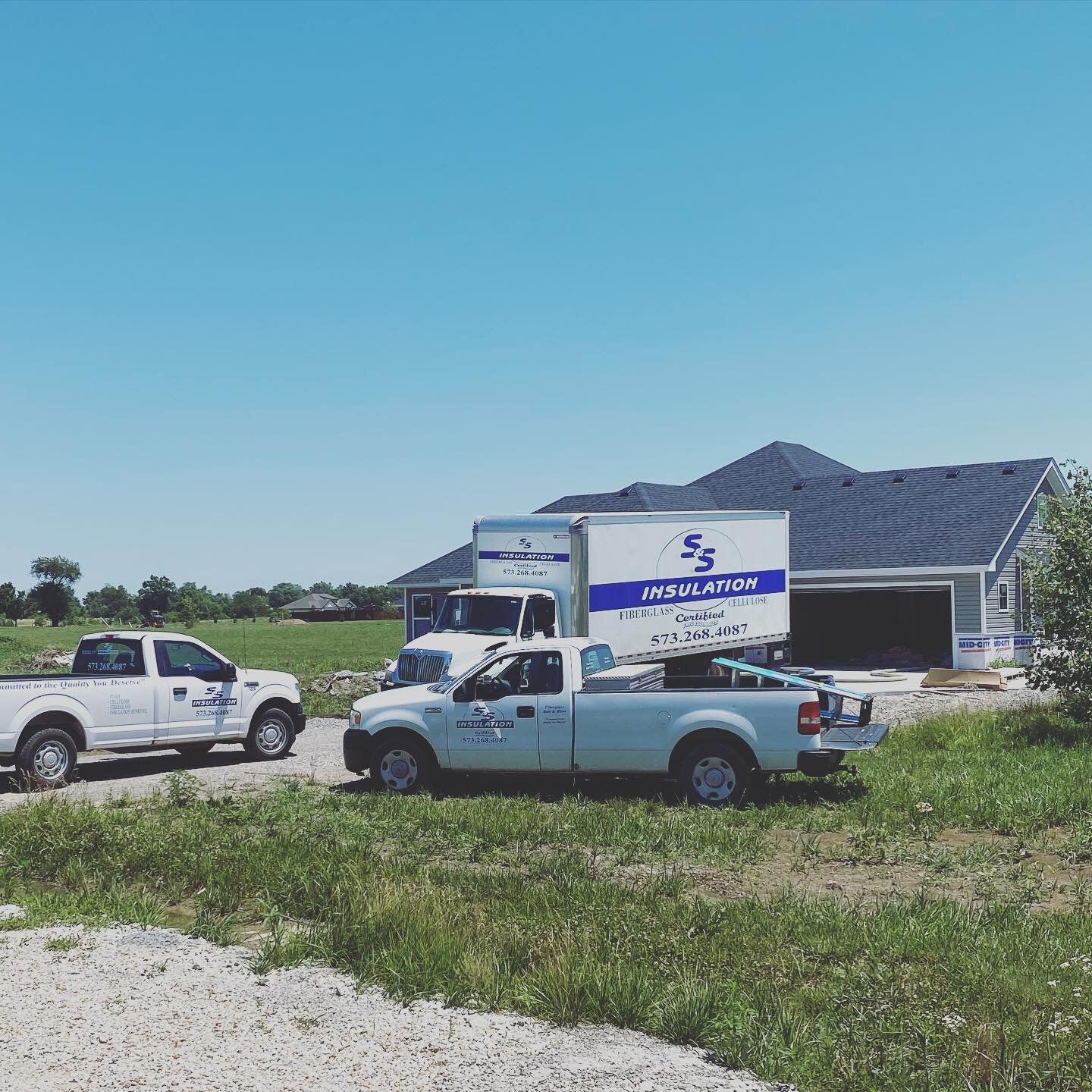 Our crews are out doing an awesome job on a new home in Sturgeon, MO today. Getting wall sprayed cellulose, and fiberglass batts.
.
.
.
#insulation #insulationcontractors #insulationcompany #energy #energysaving #energyefficiency #sandsinsulation #ag