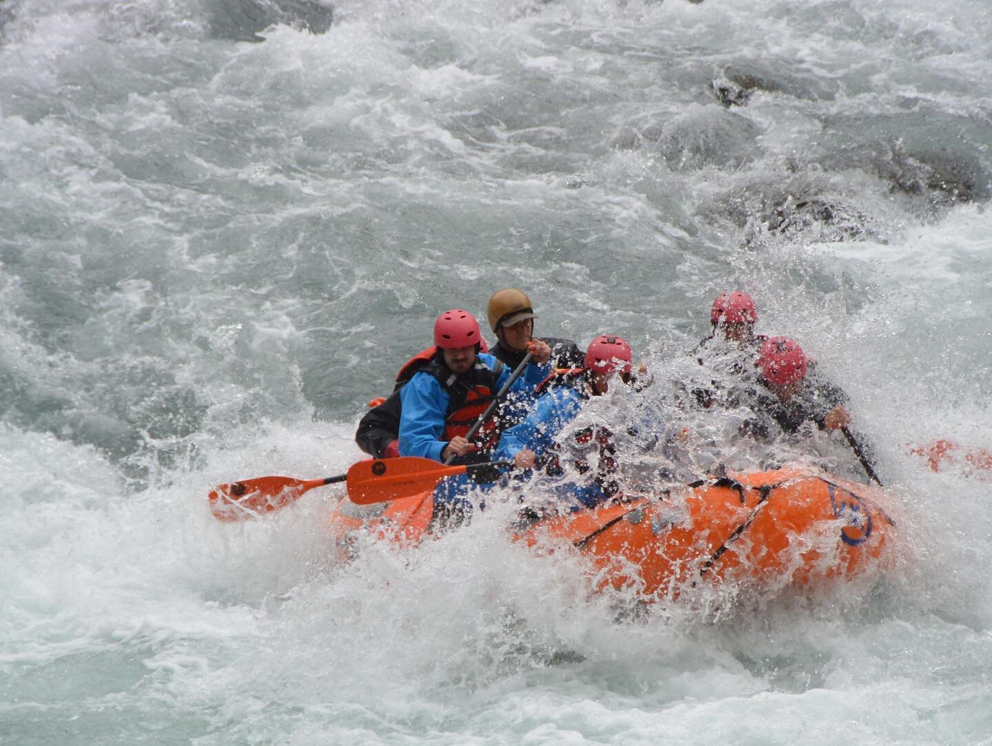 Dear Alaskans, you don&rsquo;t even need to wait until you have a household of visitors to play tourists in your own backyard ! For a #worldclasswhitewater experience, be sure to check out #sixmilecreek with @weareflowak !!! #stAKation! #gowiththeflo