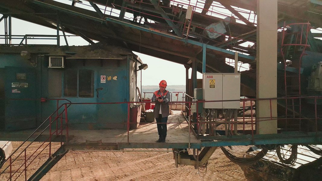 Arbeiter mit Schutzhelm auf Baustelle