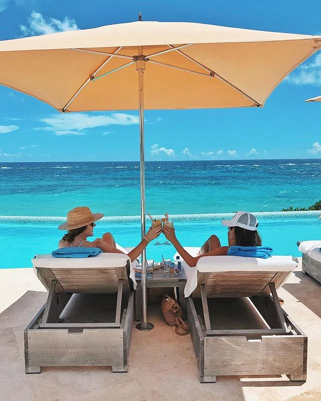 cheers to a week full of twizys, swizzles, and that Bermuda blue!!! 🥂🥂🥂 #cheers #bermuda #thelorenbermuda #swizzles #neverleaving #twizy #girlstrip #travel #bermudatriangle