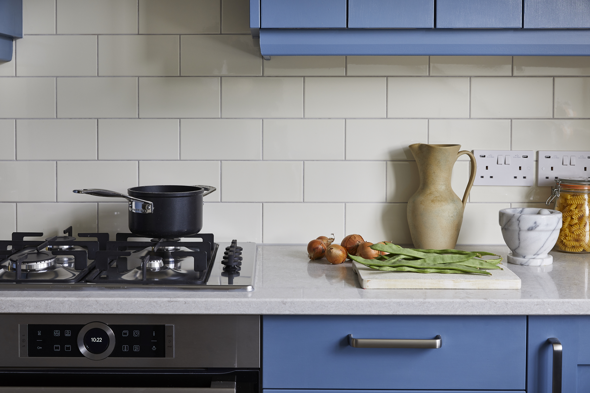 Fired Earth splashback, Bamiyan blue paint, Caesarstone quartz 