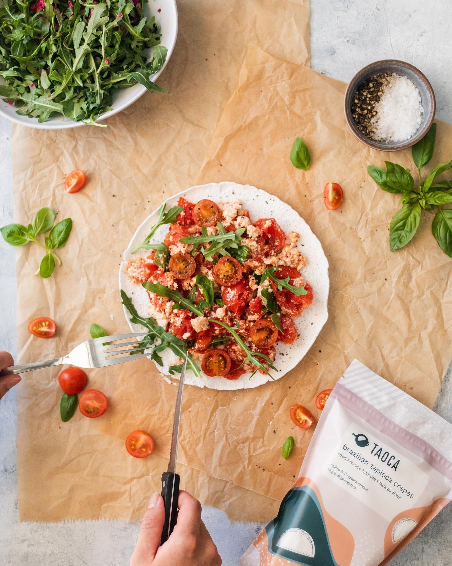This gorgeous shot by @omumeshi 😍😍😍

Taoca with simple fillings that you might already have in the fridge: cheese, cherry tomato, rocket, basil, olive oil and black pepper. A light but filling meal 🤤

#glutenfreesydney #glutenfreeaustralia #glute