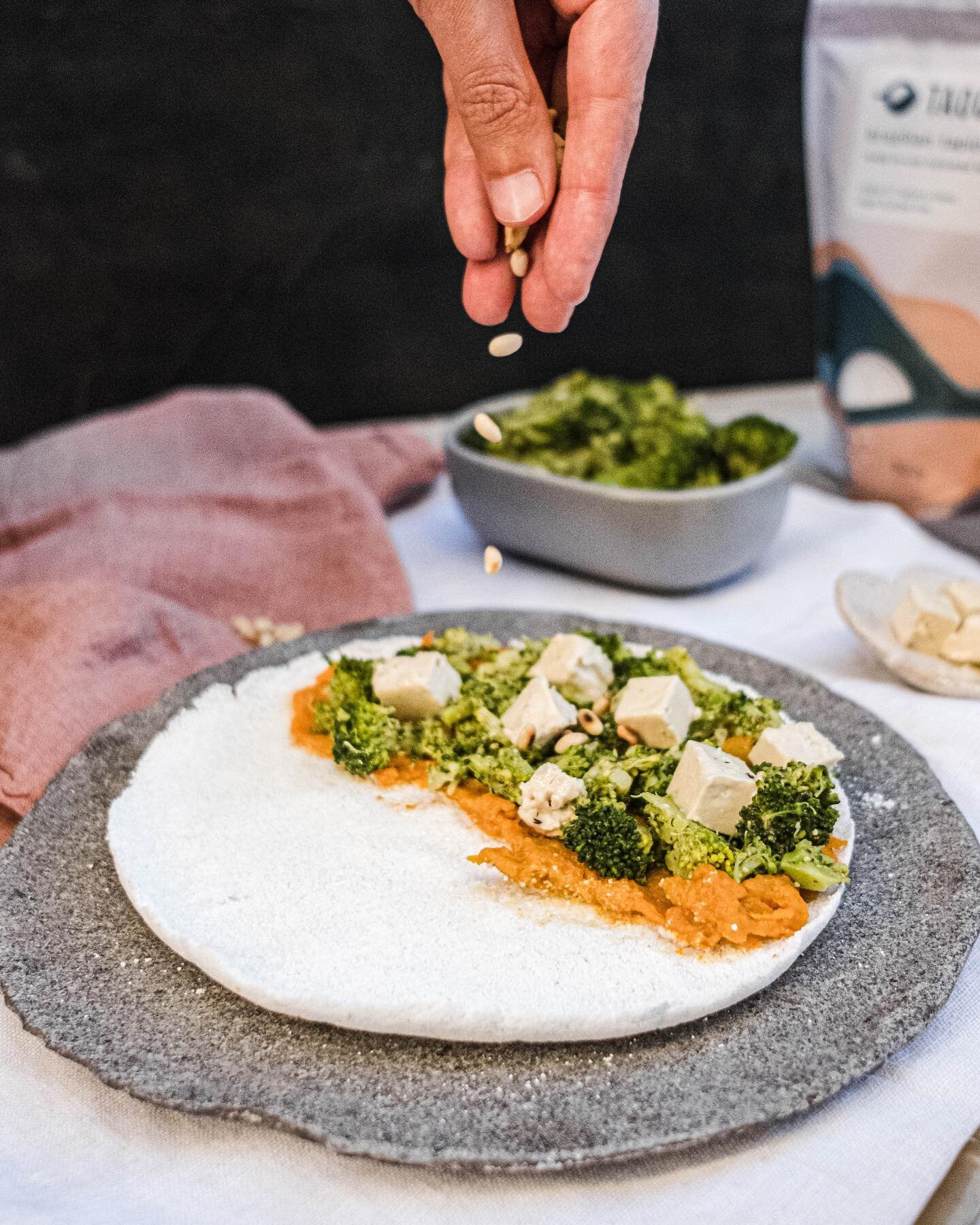 We don&rsquo;t know about you guys, but after a busy week all we want is a quick, easy and nourishing meal 🙂

This is still one of our favourite fillings: pumpkin cream, pesto broccoli and feta 🤤