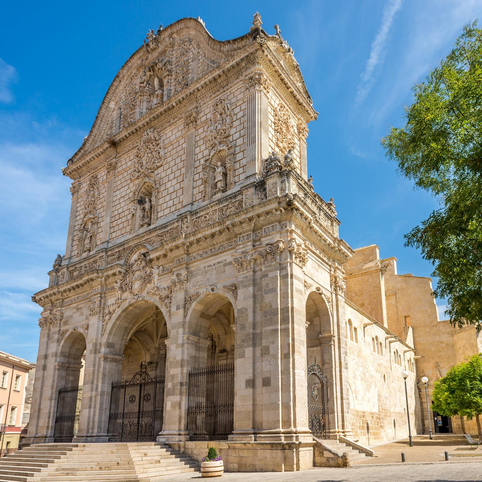 shutterstock_228498208_sassari_chiesa_s.nicola_milosk50.jpg