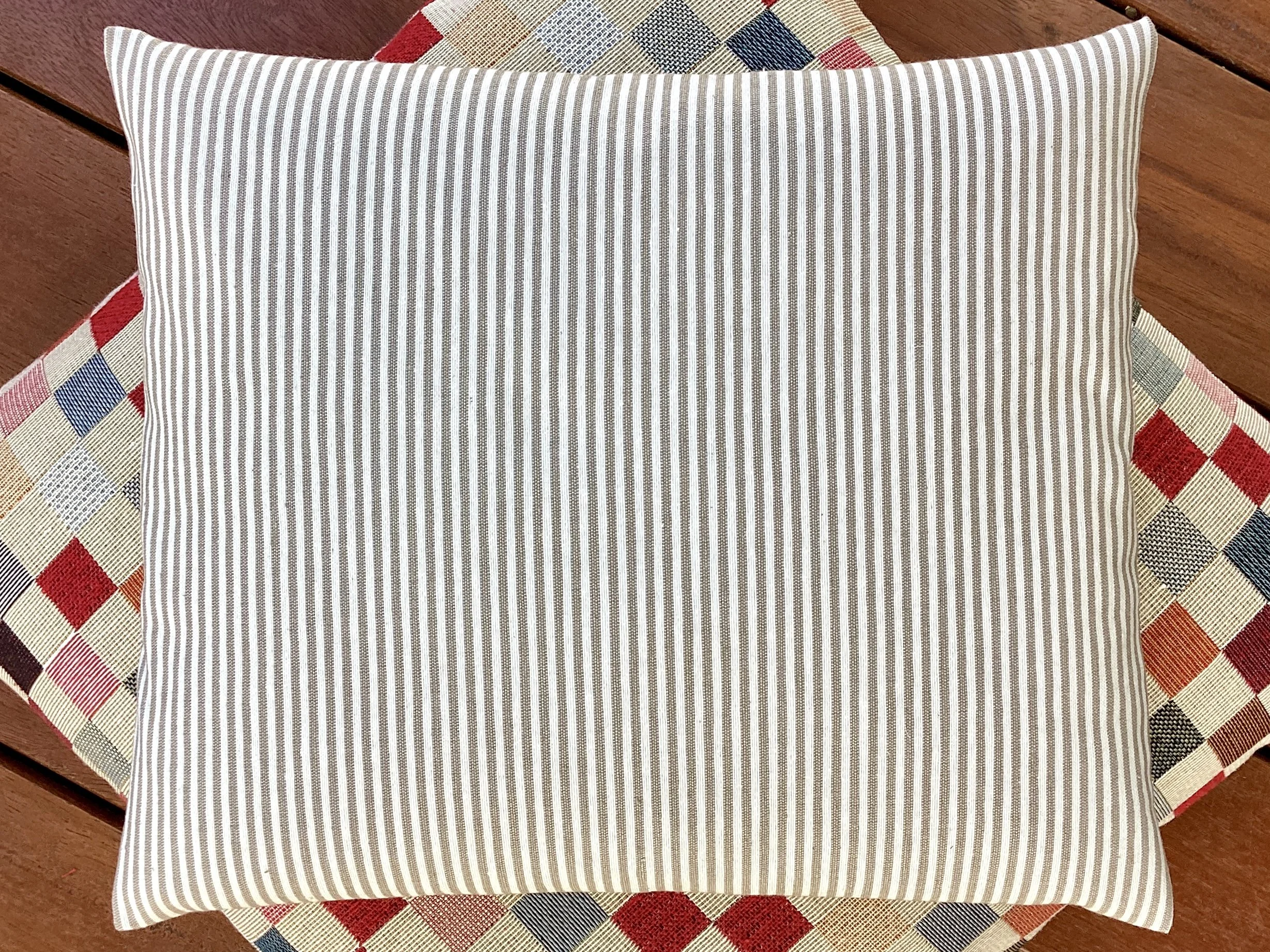 Reisekissen "Nadelstreifen" Schlamm/Off White – 30 x 25 cm