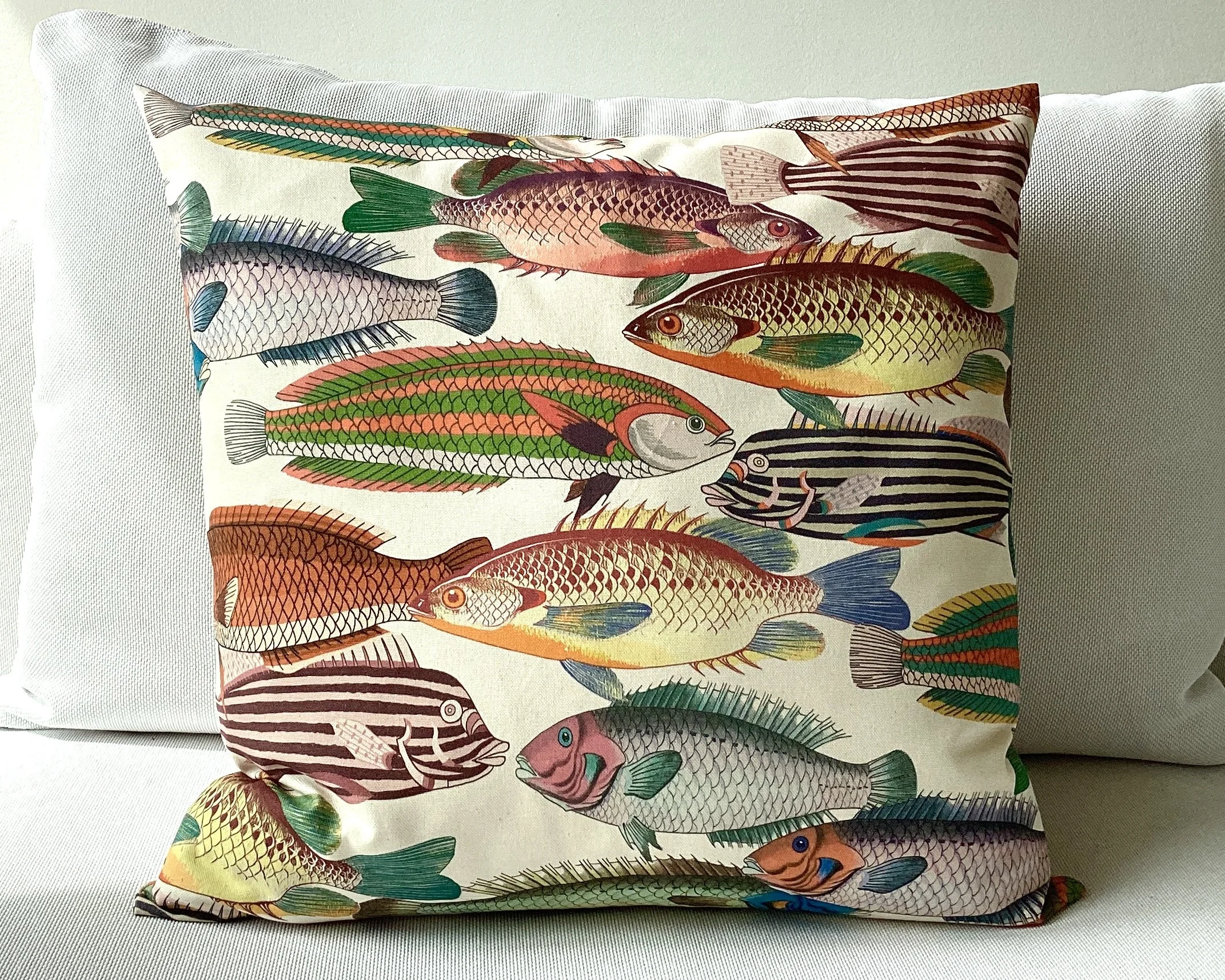 Sofakissen „Fischgesellschaft“ Ecru – 50 x 50 cm