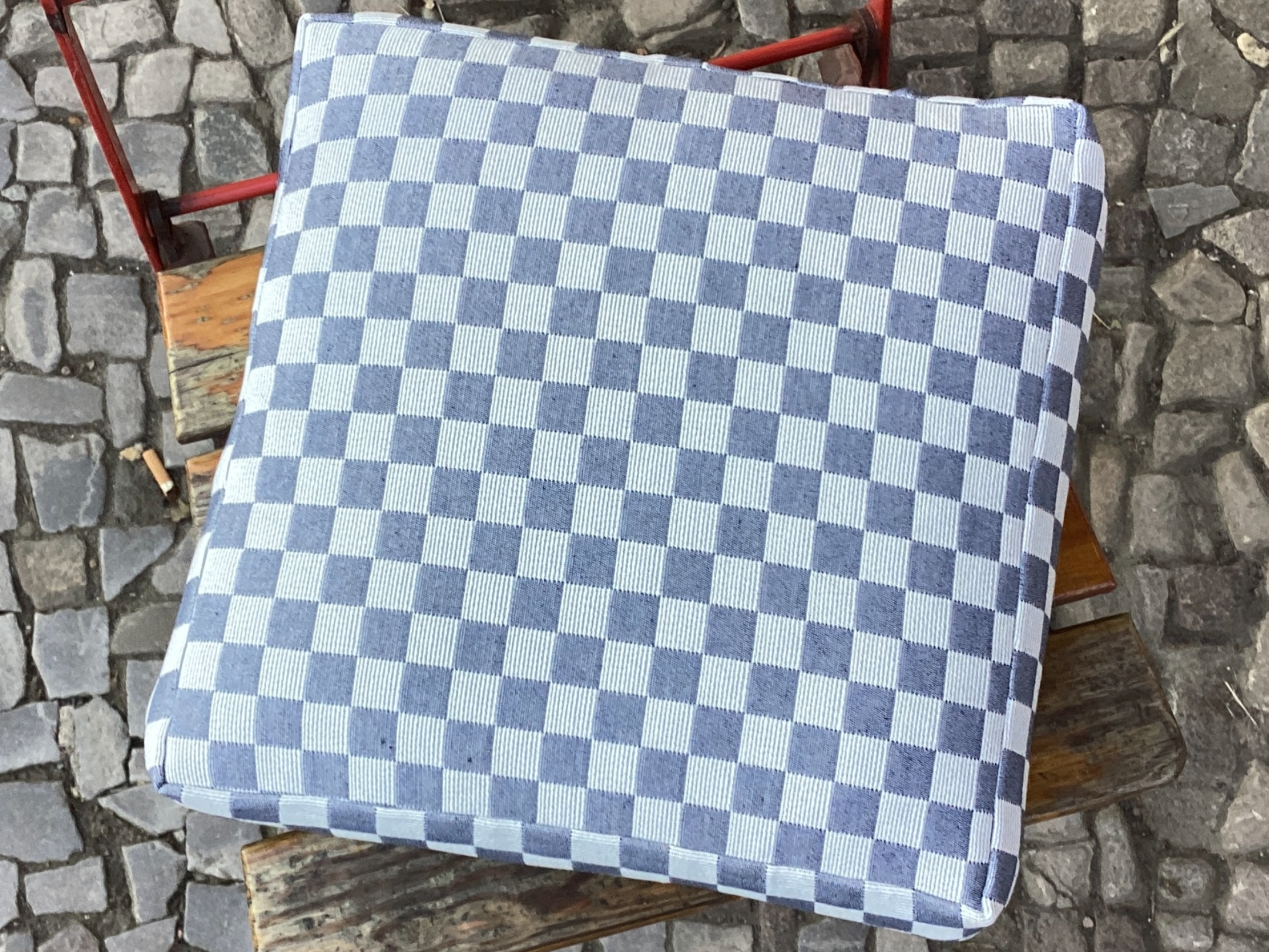 Sitzkissen / Stuhlkissen "Schachbrett“ Graublau-Weiß – 34 x 34 x 6 cm