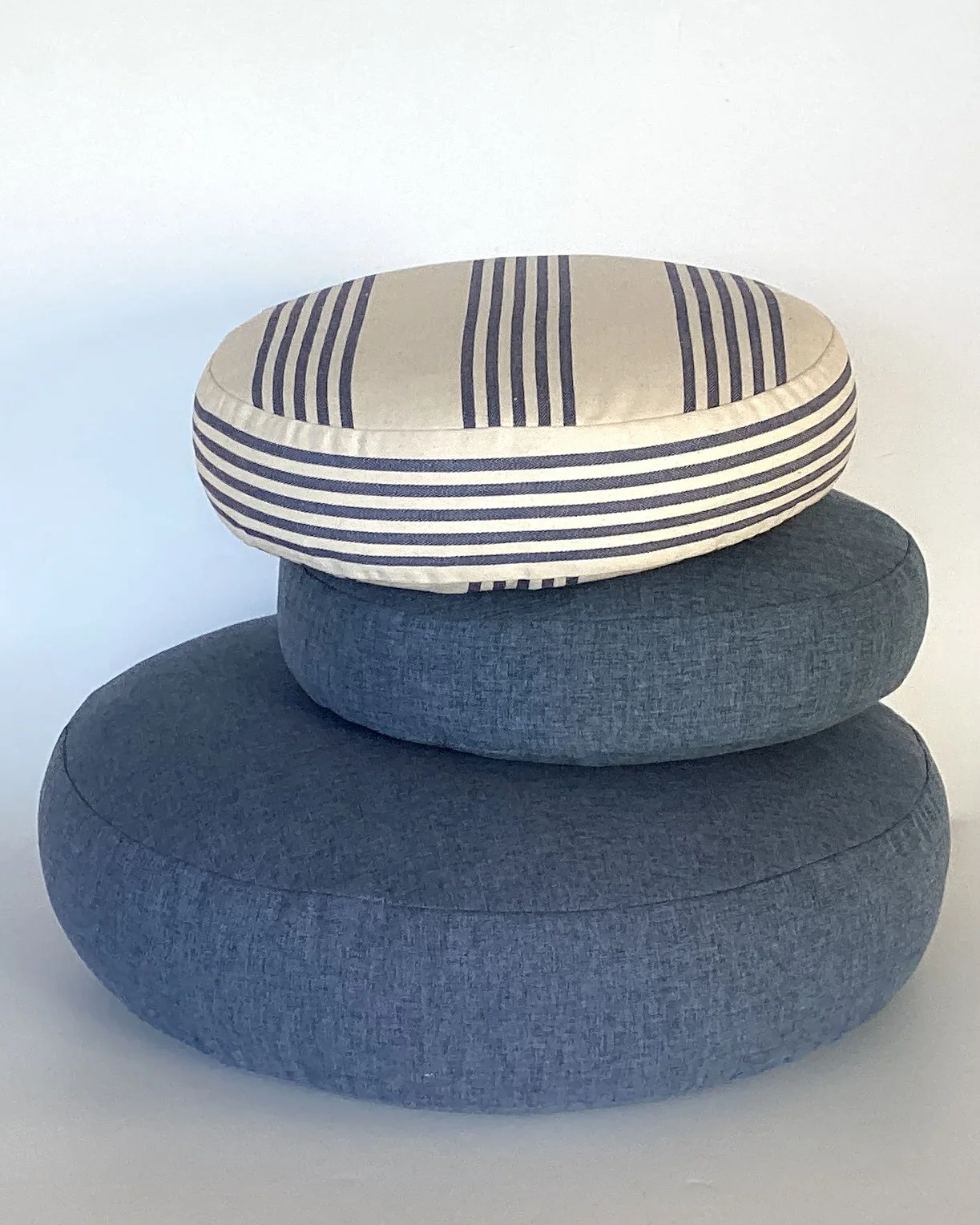 Stuhlkissen/Kuschelkissen Rund/Steg 5 Streifen Blau auf Wollweiß