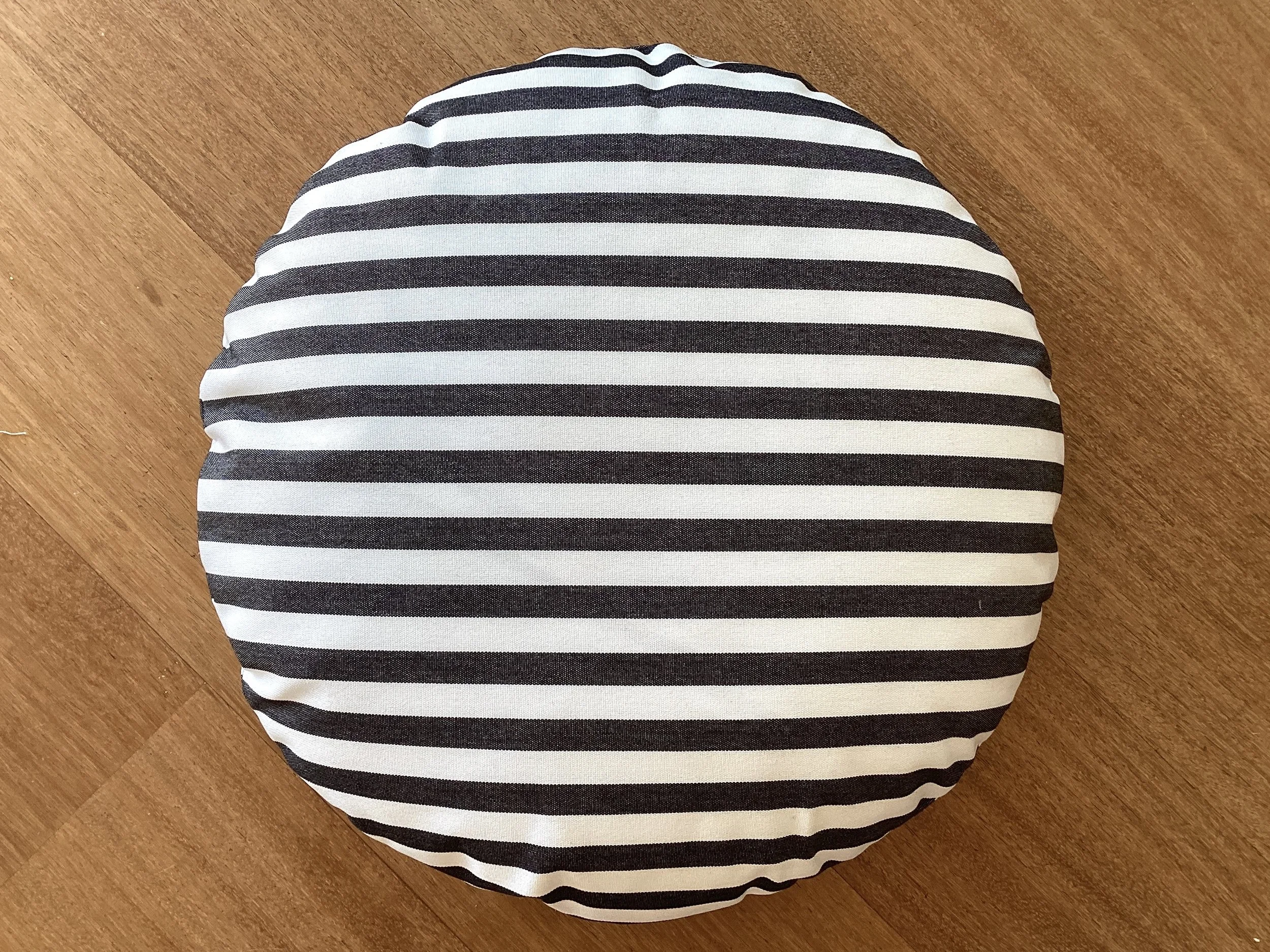 Rundes Stuhlkissen „Streifen Schwarz/Ecru“ – Ø 40 cm