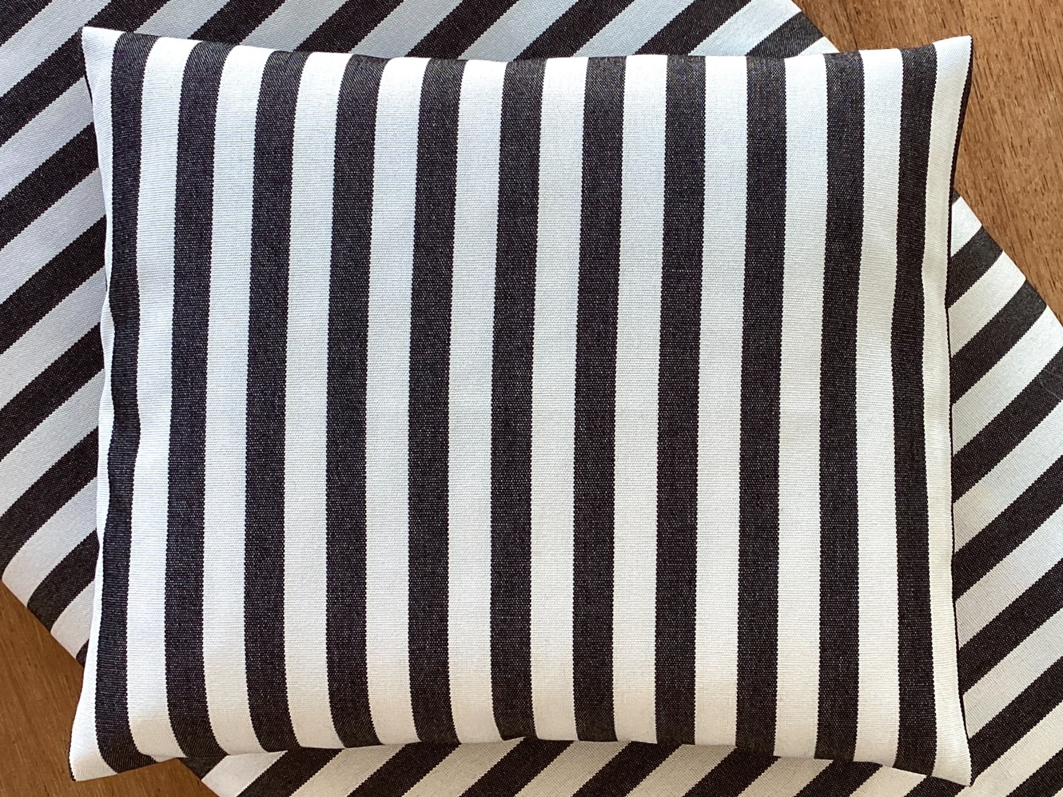 Reisekissen "Streifen Schwarz/Ecru" – 30 x 25 cm