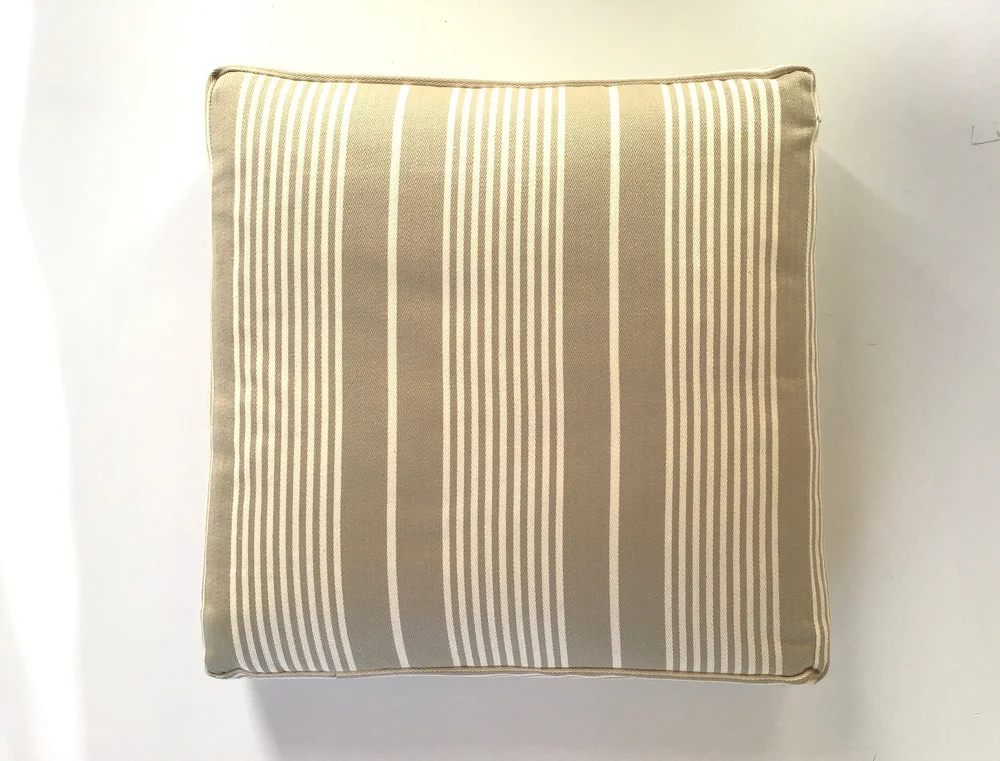 Sitzkissen / Stuhlkissen „Streifendrell“ Beige / Wollweiß – 34 × 34 × 6 cm — Kissinski