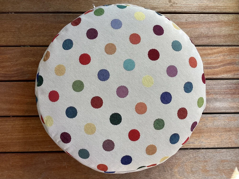 Großes rundes Bodenkissen Gobelin „Dots“ – Ø 44 x 10 cm — Kissinski