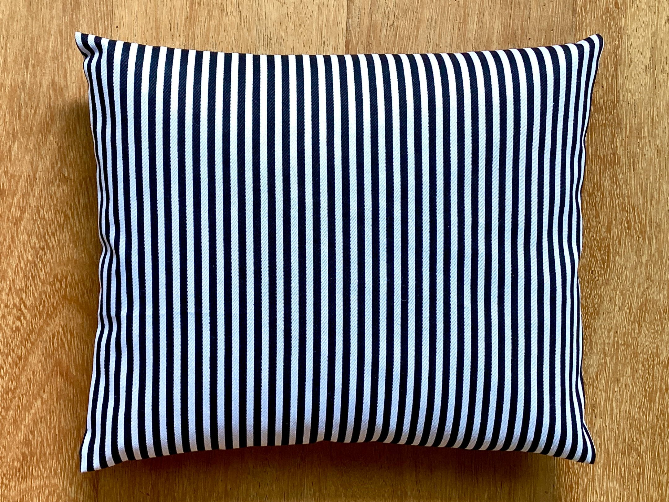 Reisekissen "Schwarz/Weiß schmal gestreift" - 30 x 25 cm