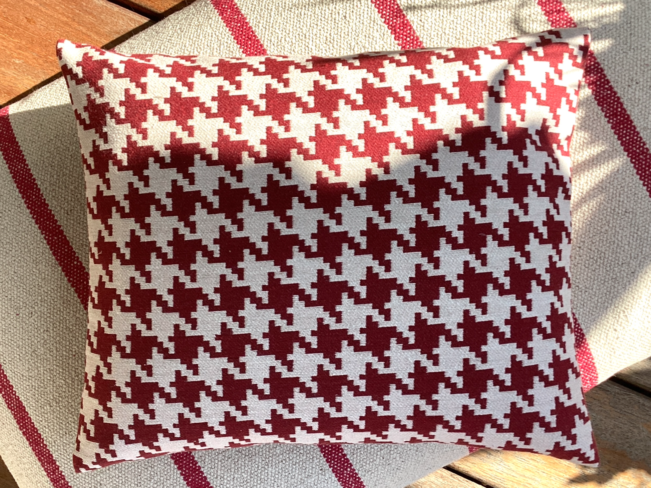 Reisekissen "Hahnentritt" Bordeaux / Wollweiß – 30 x 25 cm