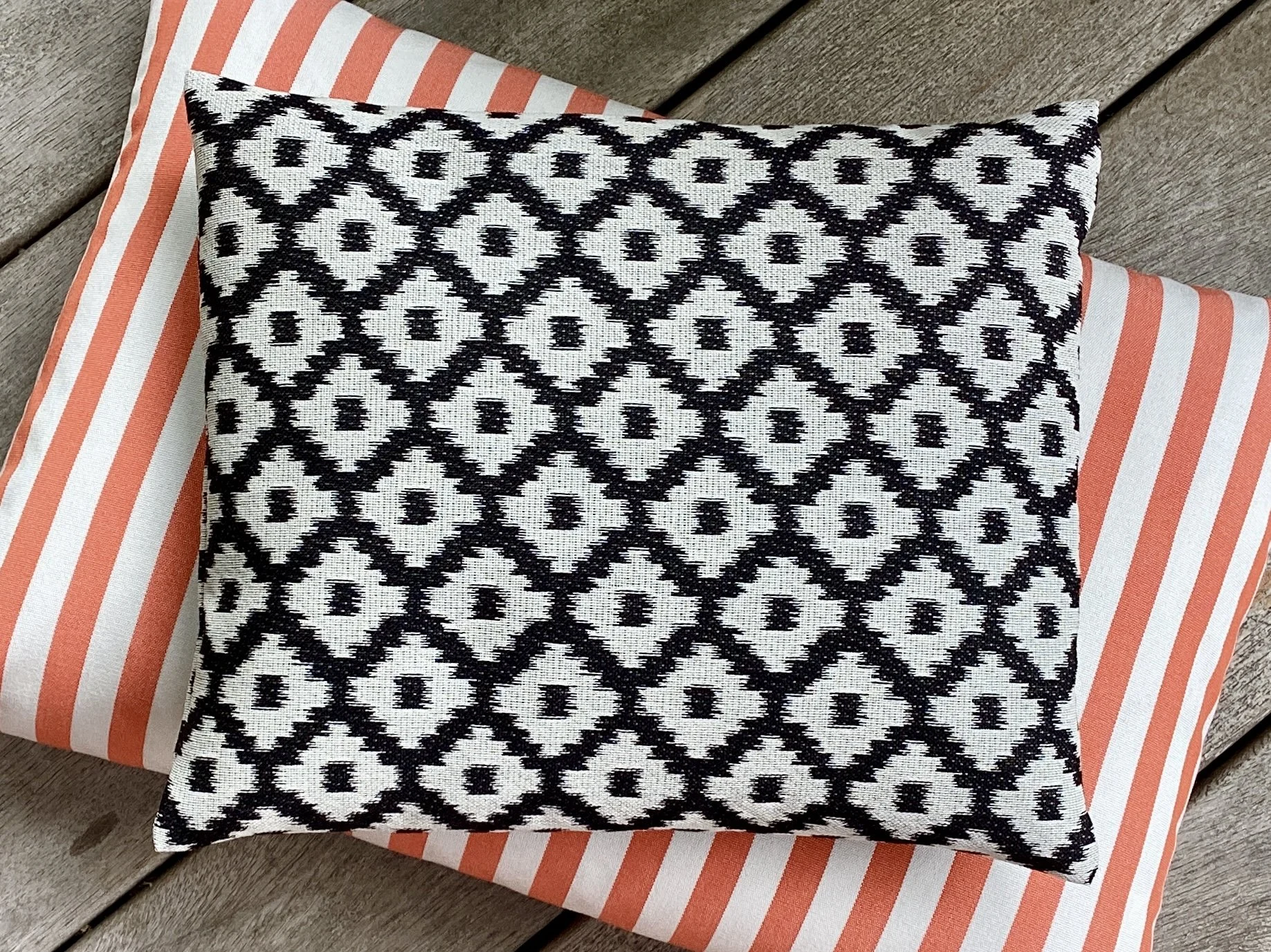 Ikat Schwarz/Ecru Reisekissen