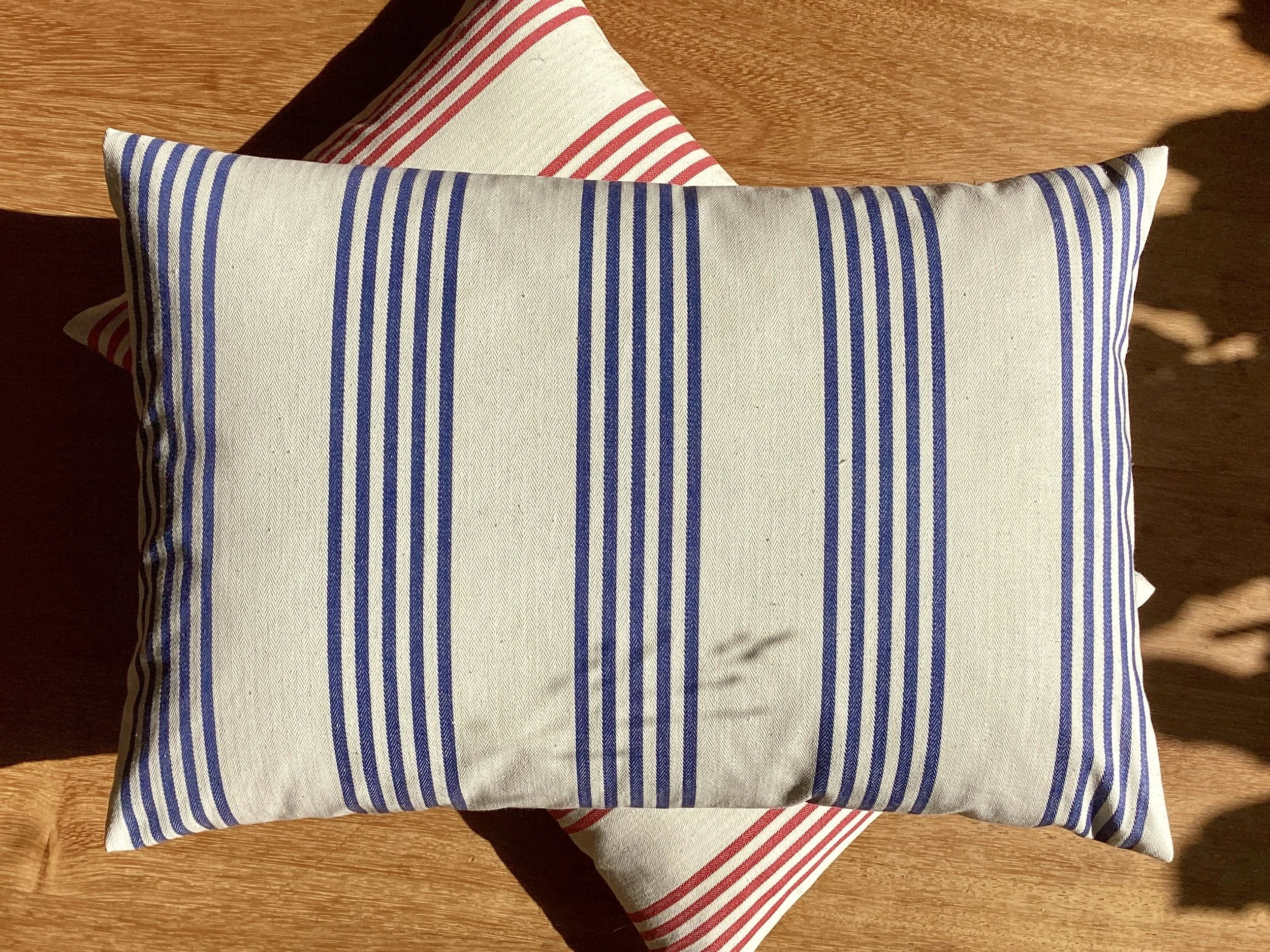 5 Streifen Blau auf Wollweiß