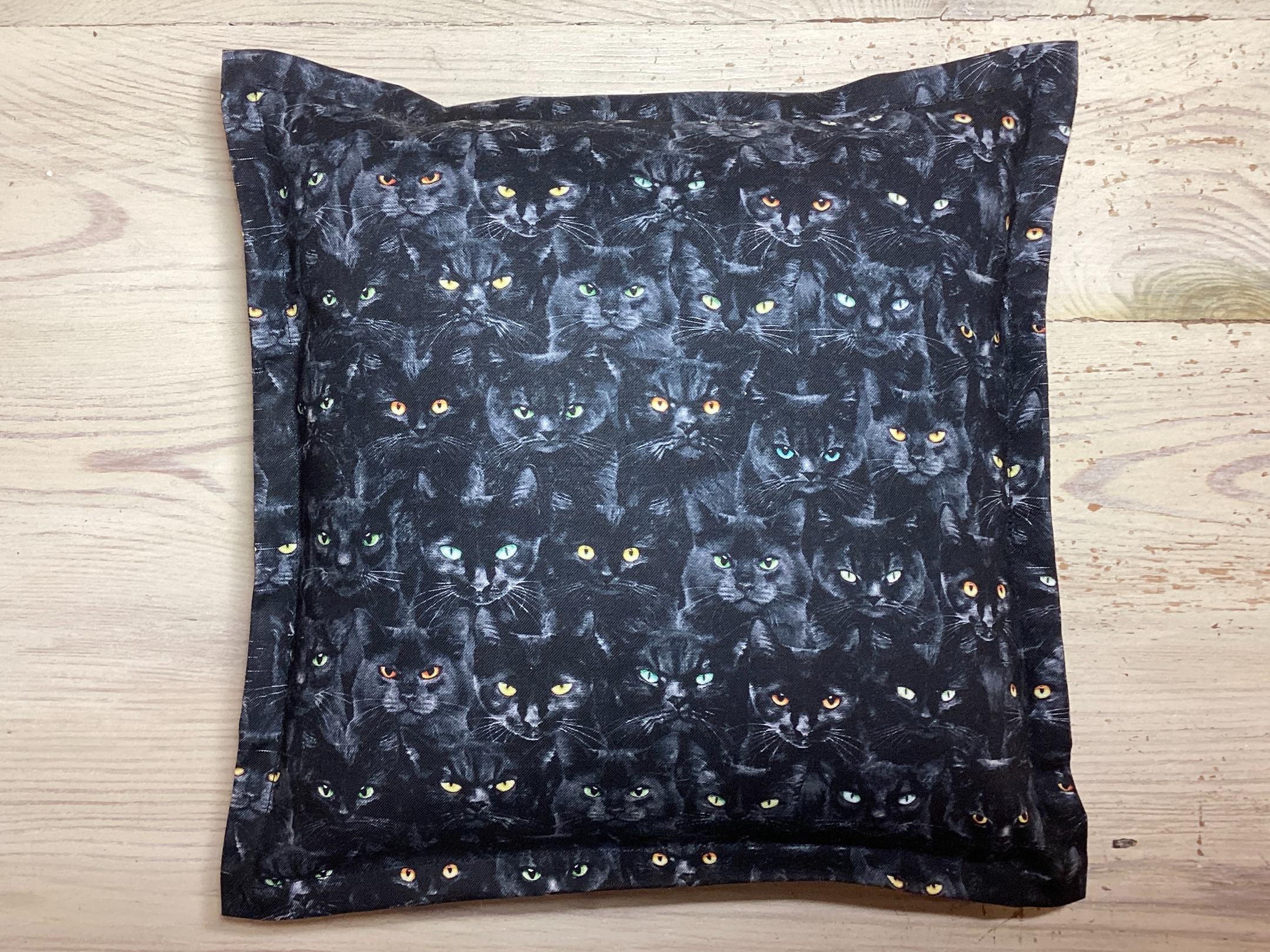 Erstlingskissen „CAT  Eyes“ – 25 x 25 cm