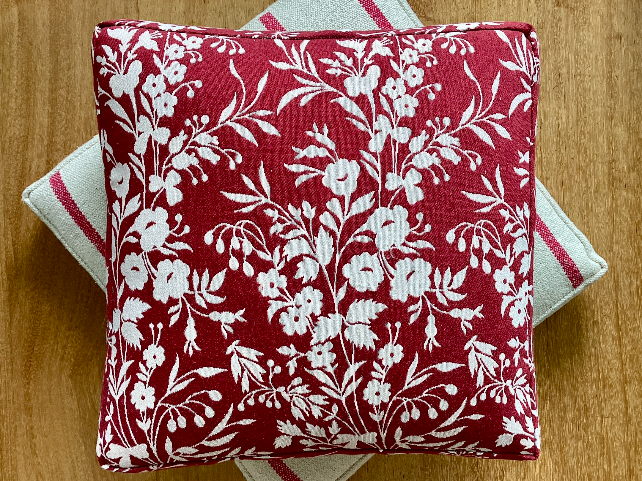 Sitzkissen / Stuhlkissen „Bouquet“ Bordeaux /  Wollweiß – 34 x 34 x 6 cm
