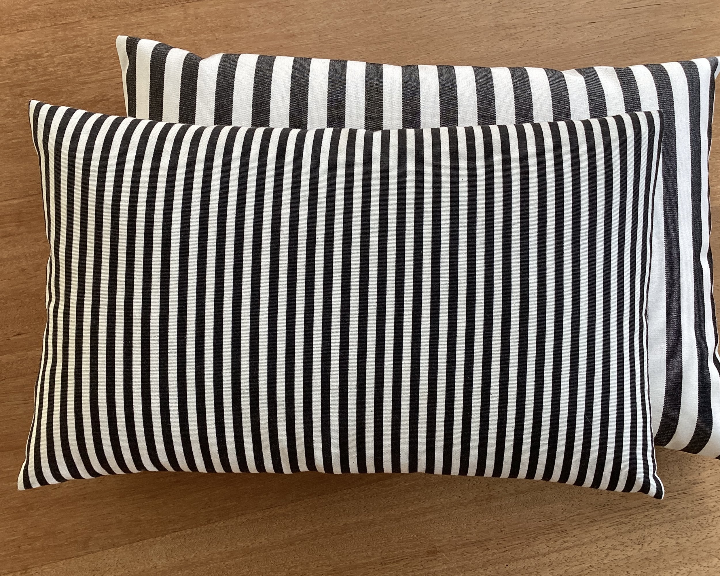 Kuschelkissen "Rips Schwarz / Wollweiß" –  40 x 25 cm
