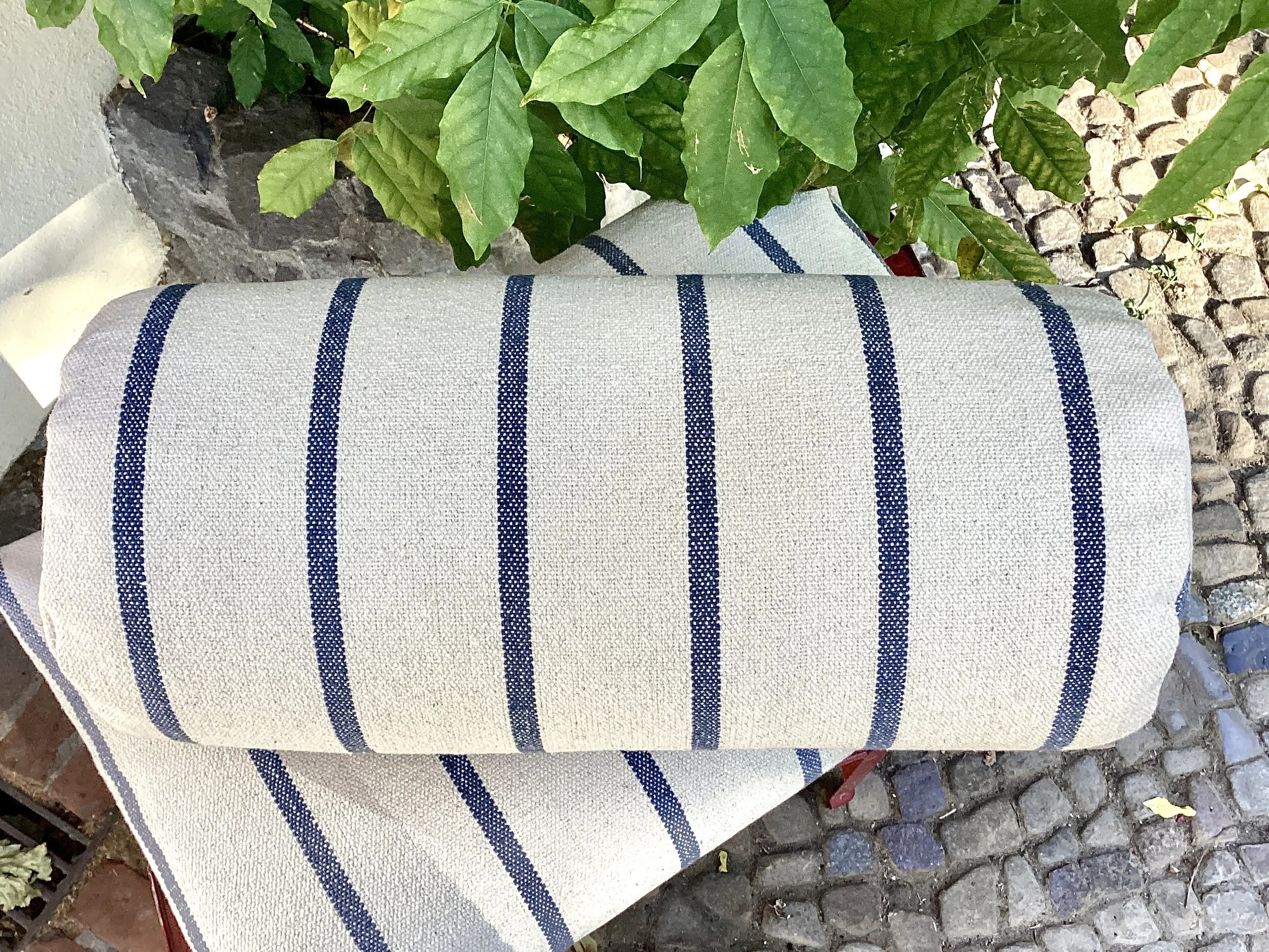 Nackenrolle Streifen Blau auf Naturweiß