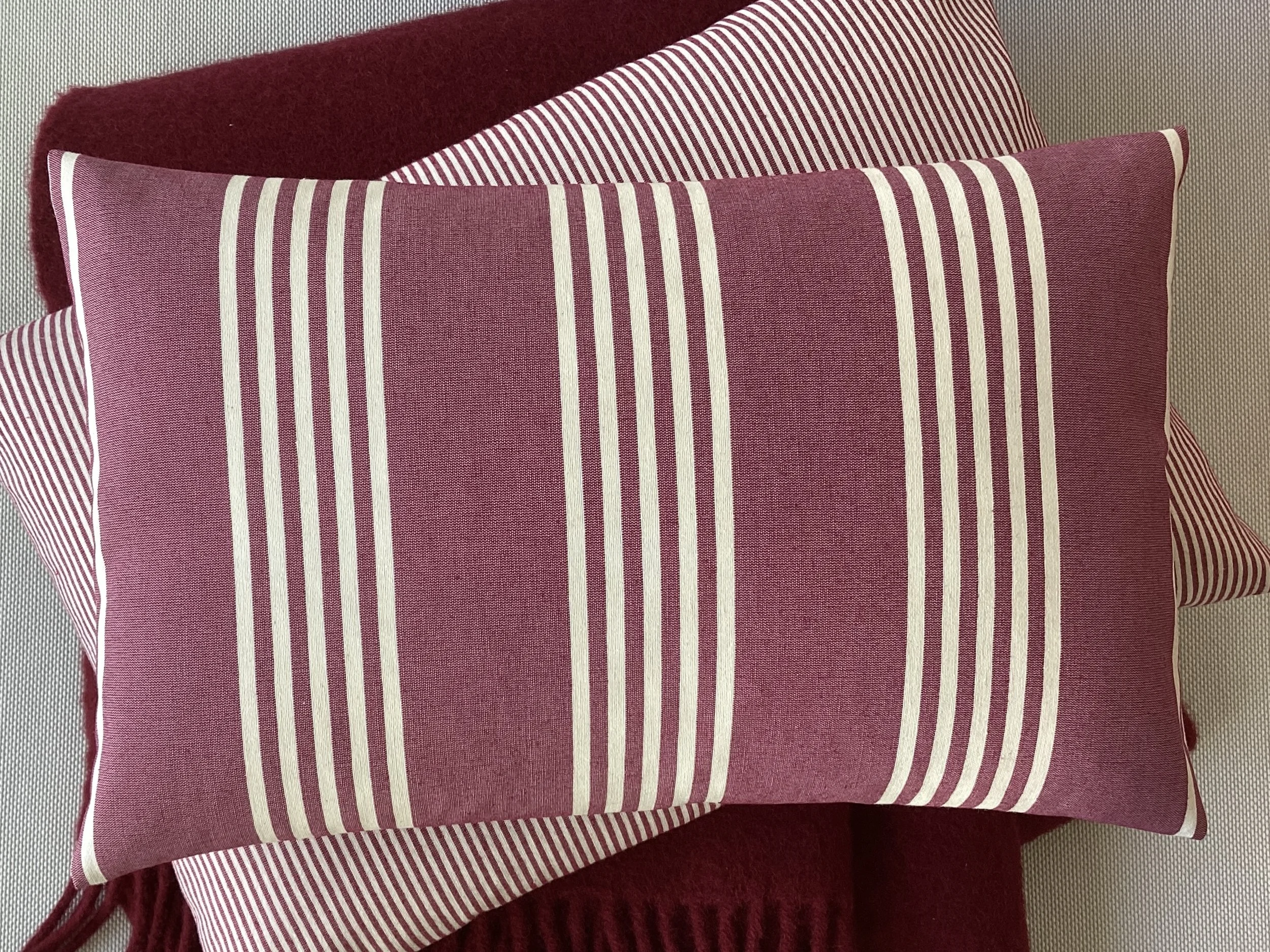 Sofakissen "Matratzenstreifen Bordeaux / Off White"  – 40 × 25 cm
