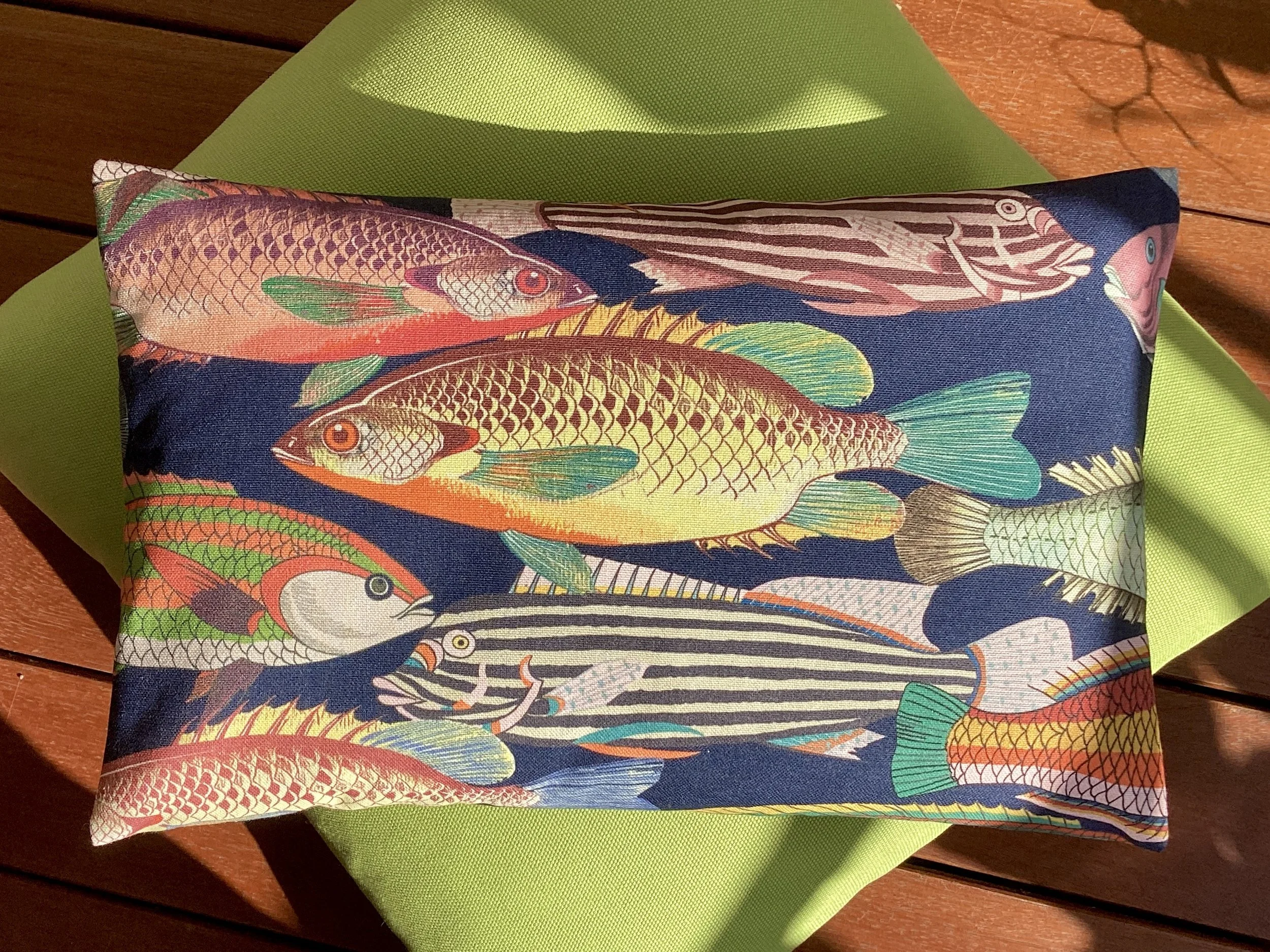 Kuschelkissen "Fischgesellschaft" Blau  40 × 25 cm