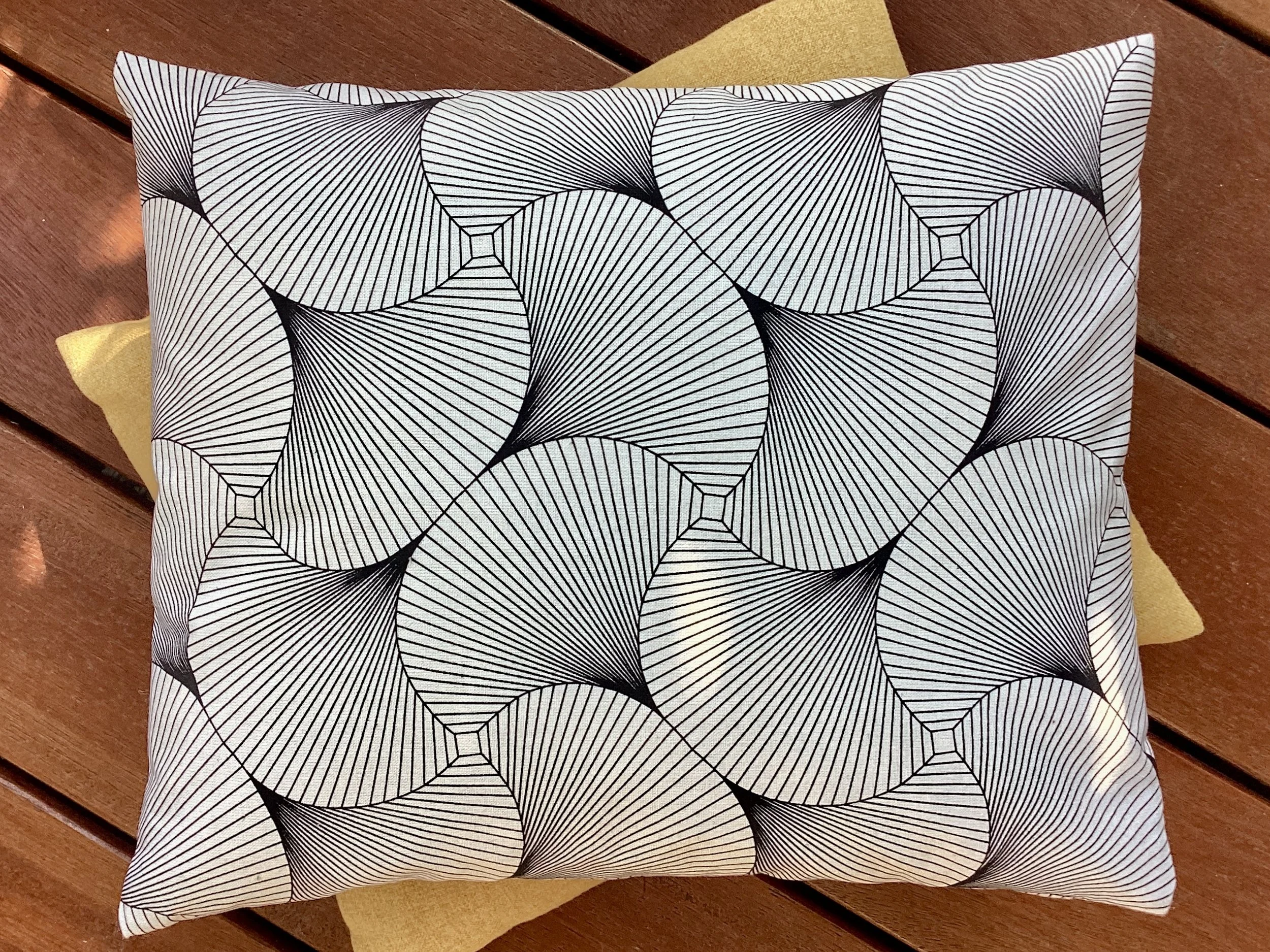 Reisekissen "Faltwerk" – 30 x 25 cm
