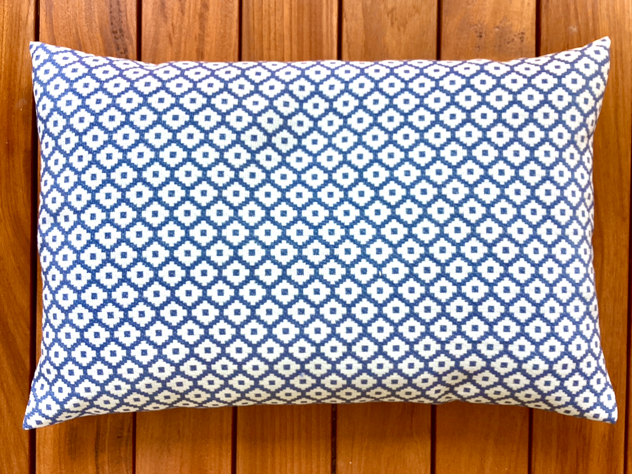 Sofakissen „Ikat“ Blau / Wollweiß – 60 × 40 cm
