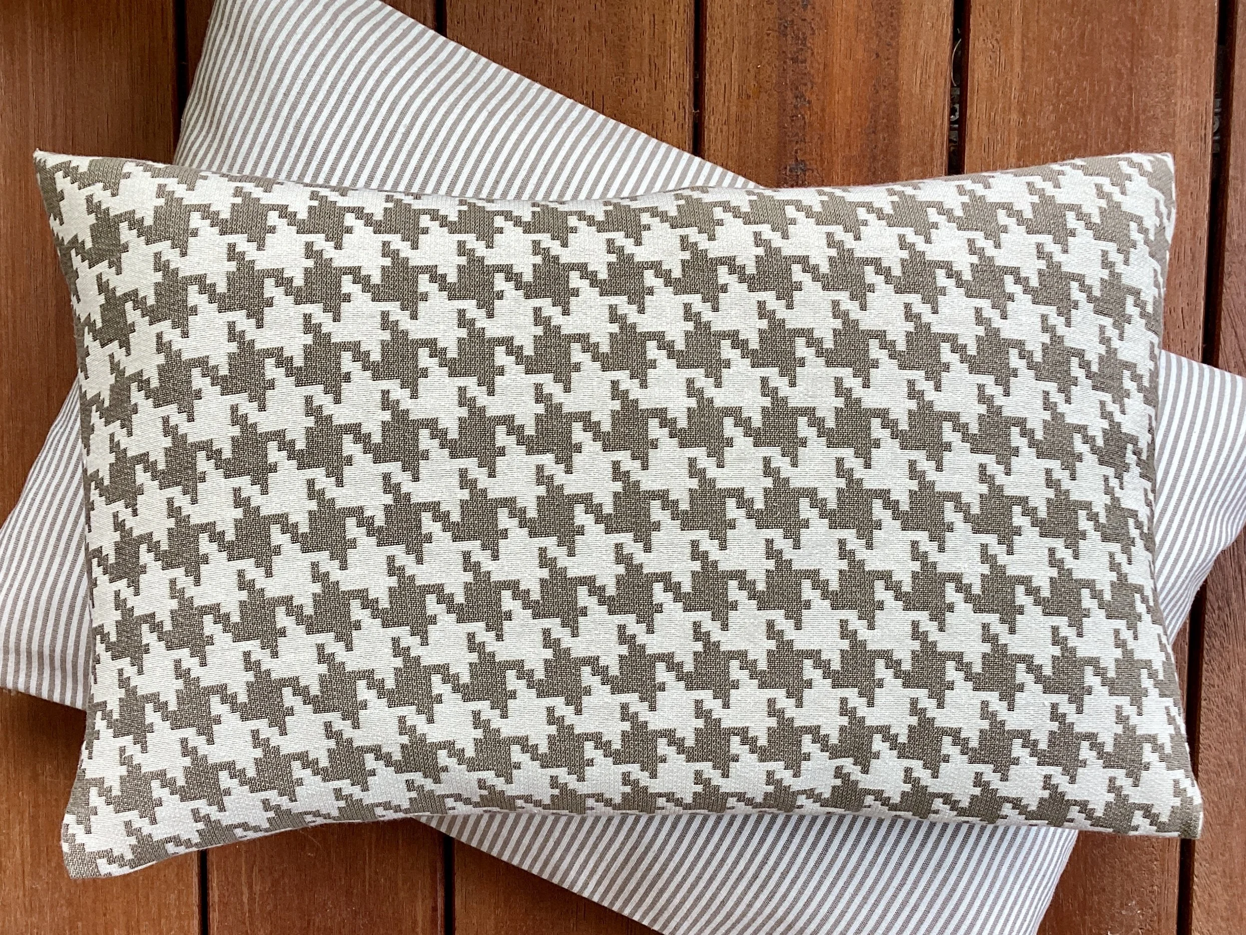 Kuschelkissen "Hahnentritt" Schlamm / Wollweiß – 40 x 25 cm