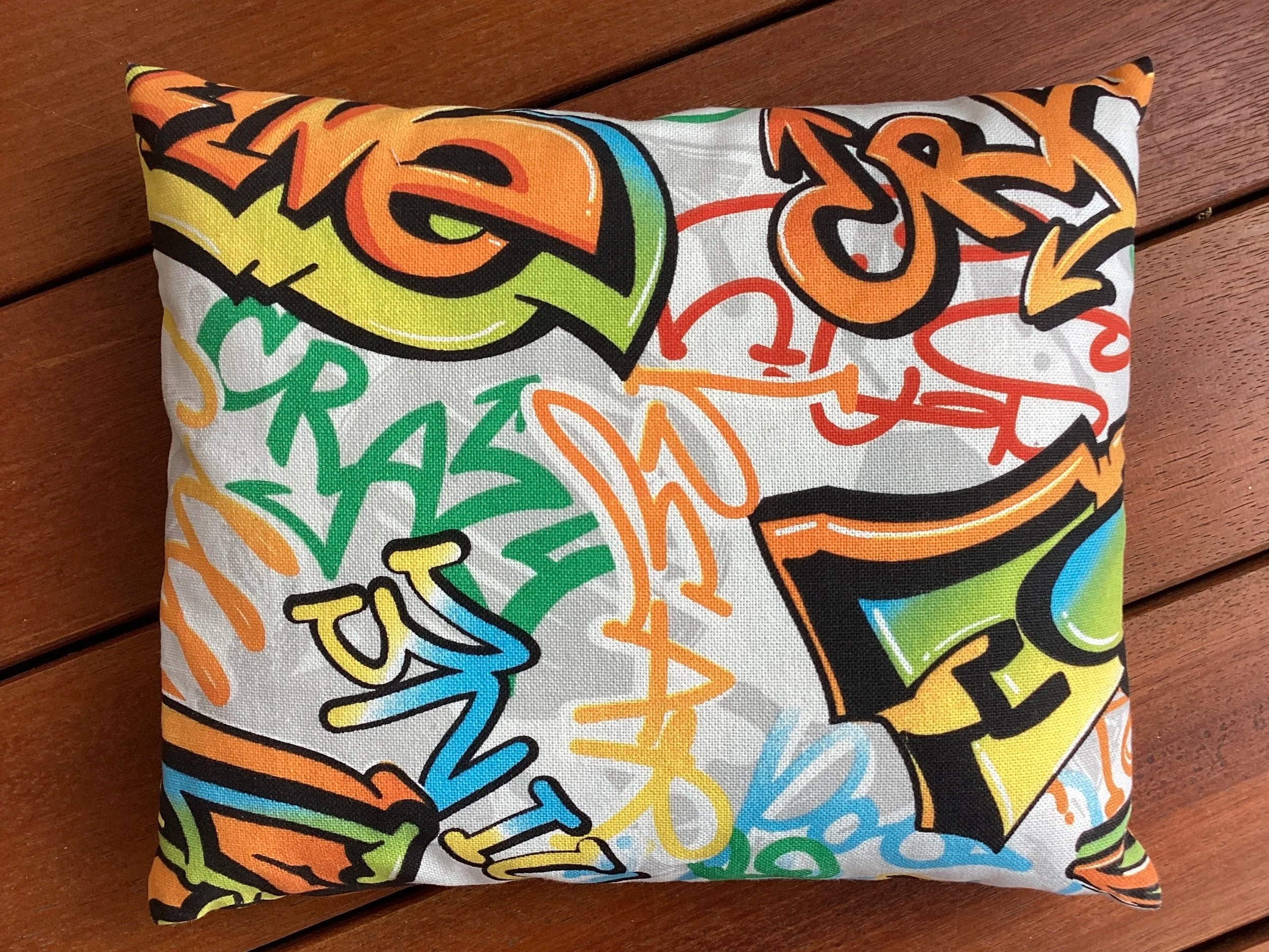 Reisekissen "Graffiti" – 30 x 25 cm