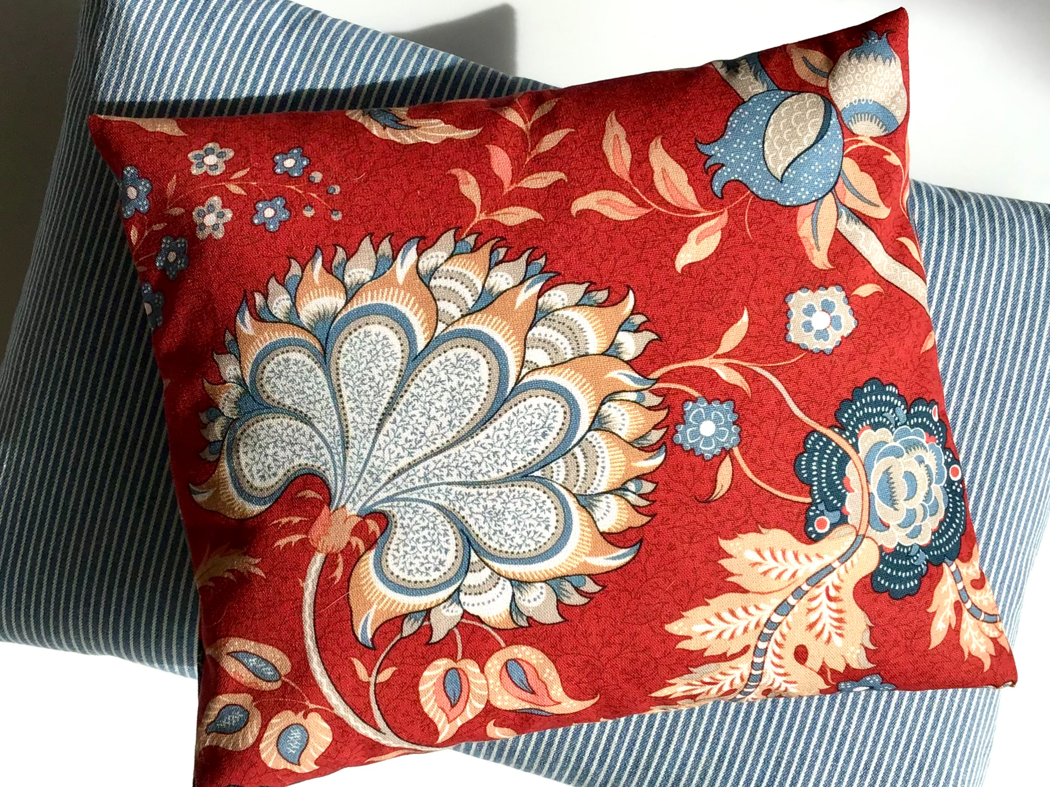 Reisekissen "Toile de Jouy" Rot – 30 x 25 cm