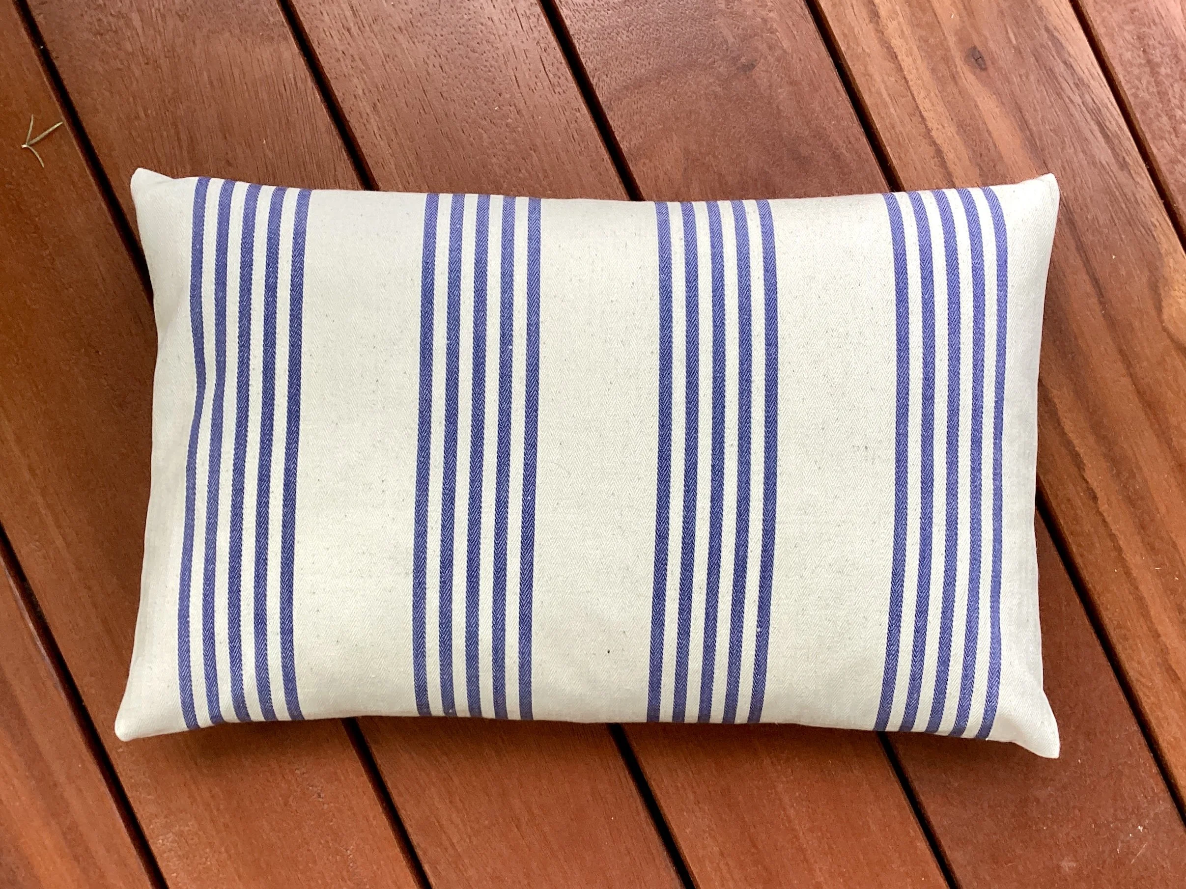 5 Streifen Blau auf Wollweiß