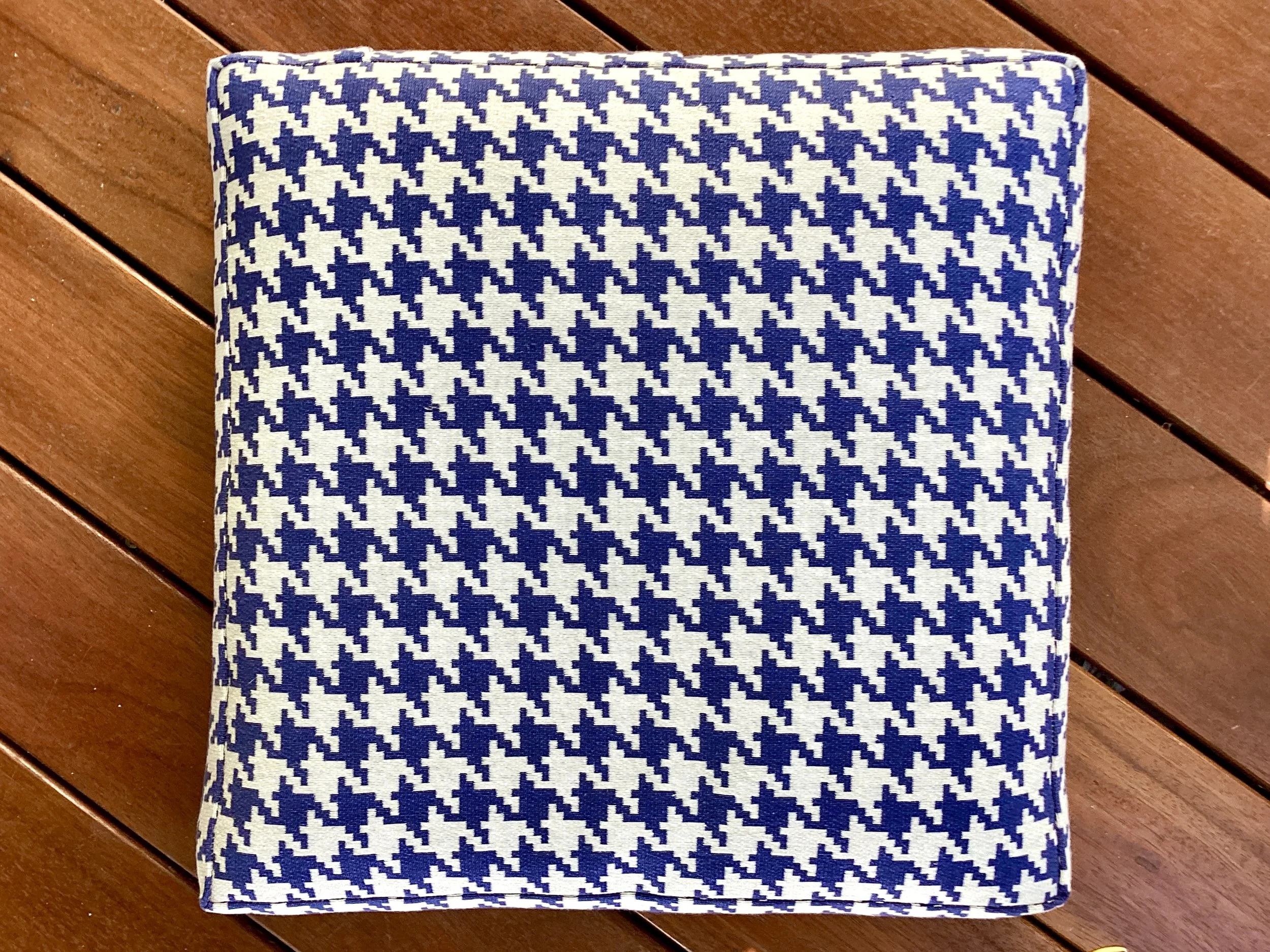 Sitzkissen / Stuhlkissen "Hahnentritt“ Marine / Wollweiß  – 34 x 34 x 6 cm
