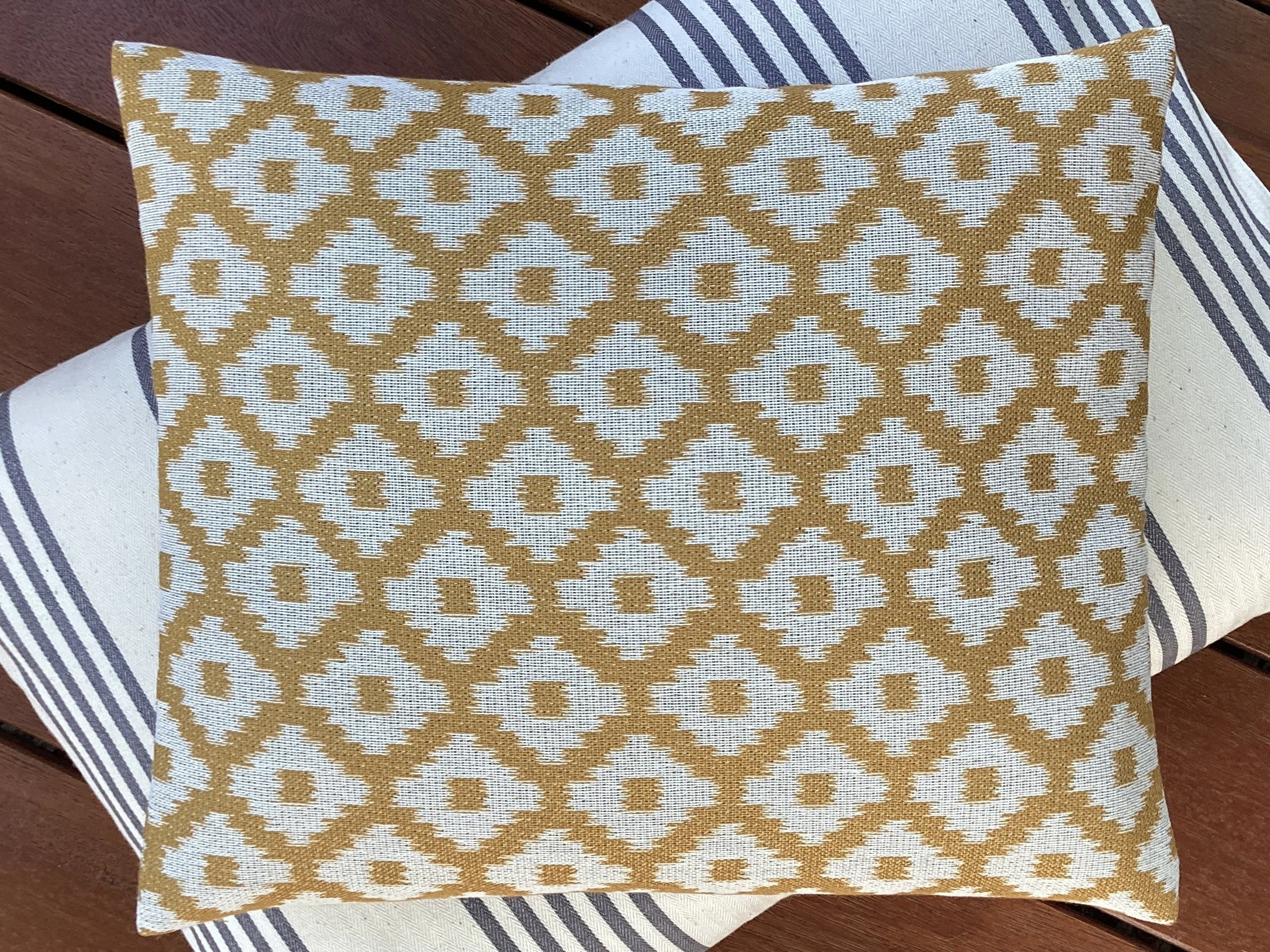 Reisekissen "Ikat" Senf / Wollweiß – 30 x 25 cm