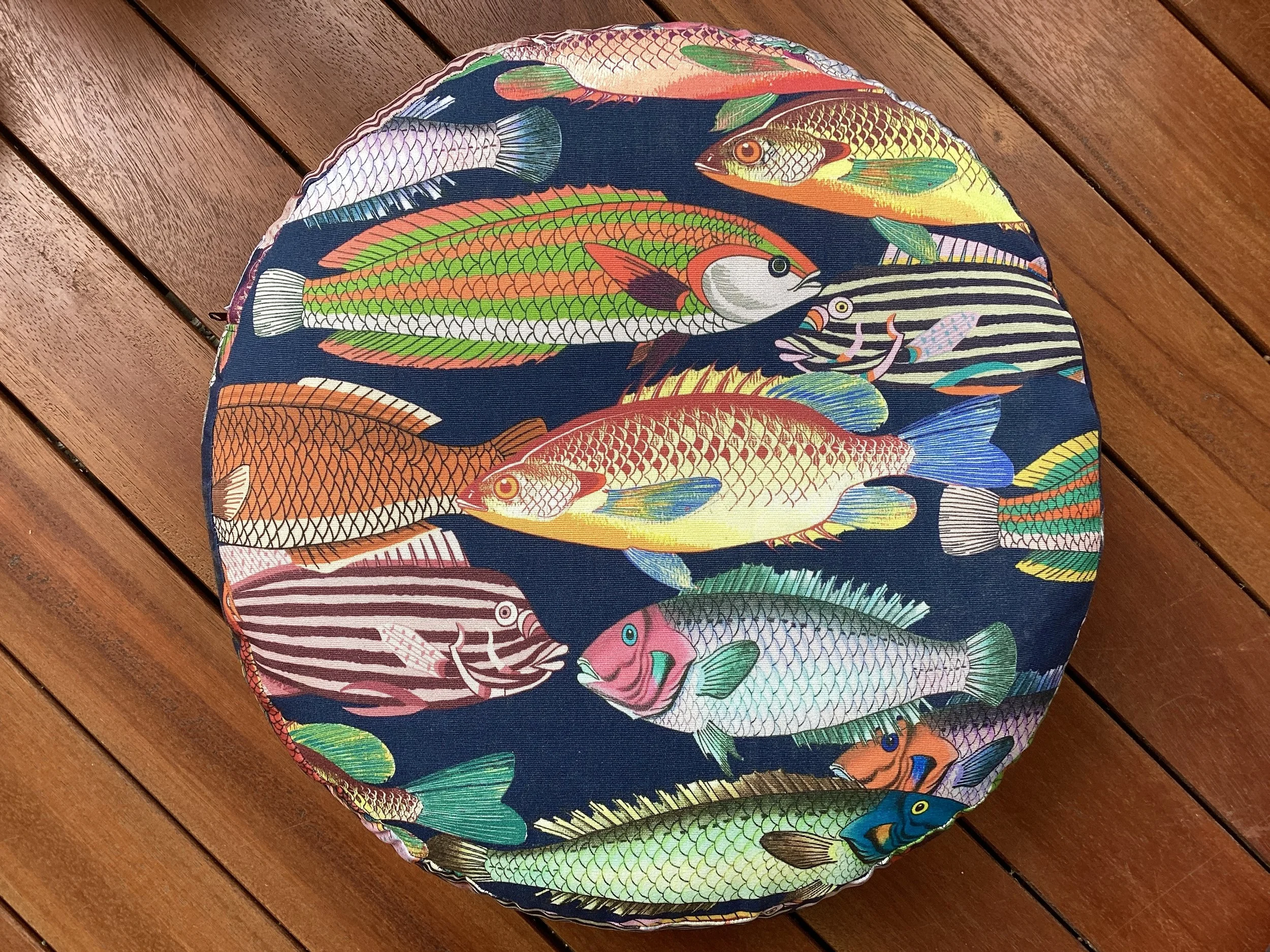 Großes rundes Bodenkissen „Fischgesellschaft“ Blau – Ø 44 x 10 cm