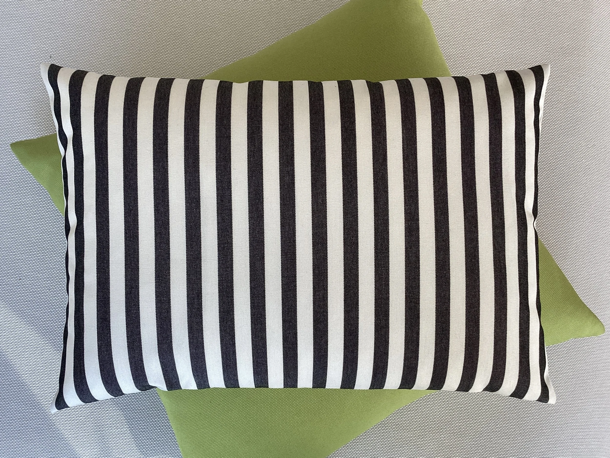 Sofakissen "Streifen Schwarz / Ecru" – Kissinski-Original 47 × 32 cm