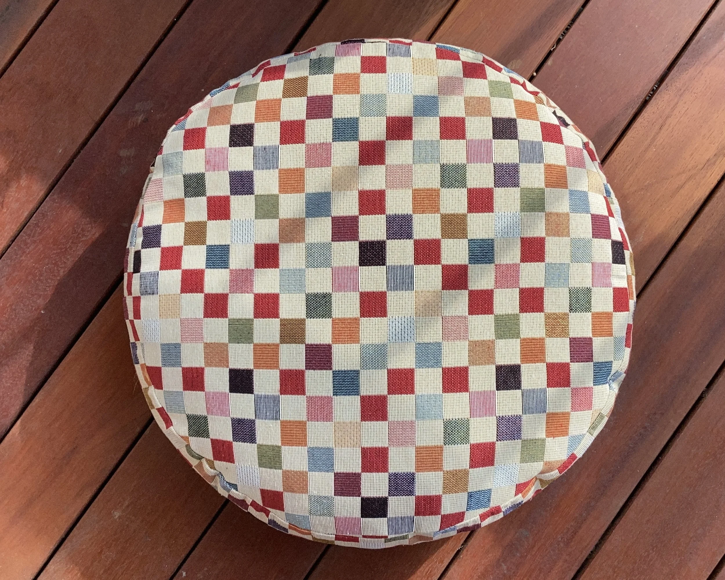 Großes Bodenkissen Rund/Steg „Bauhaus Kästchen Groß“