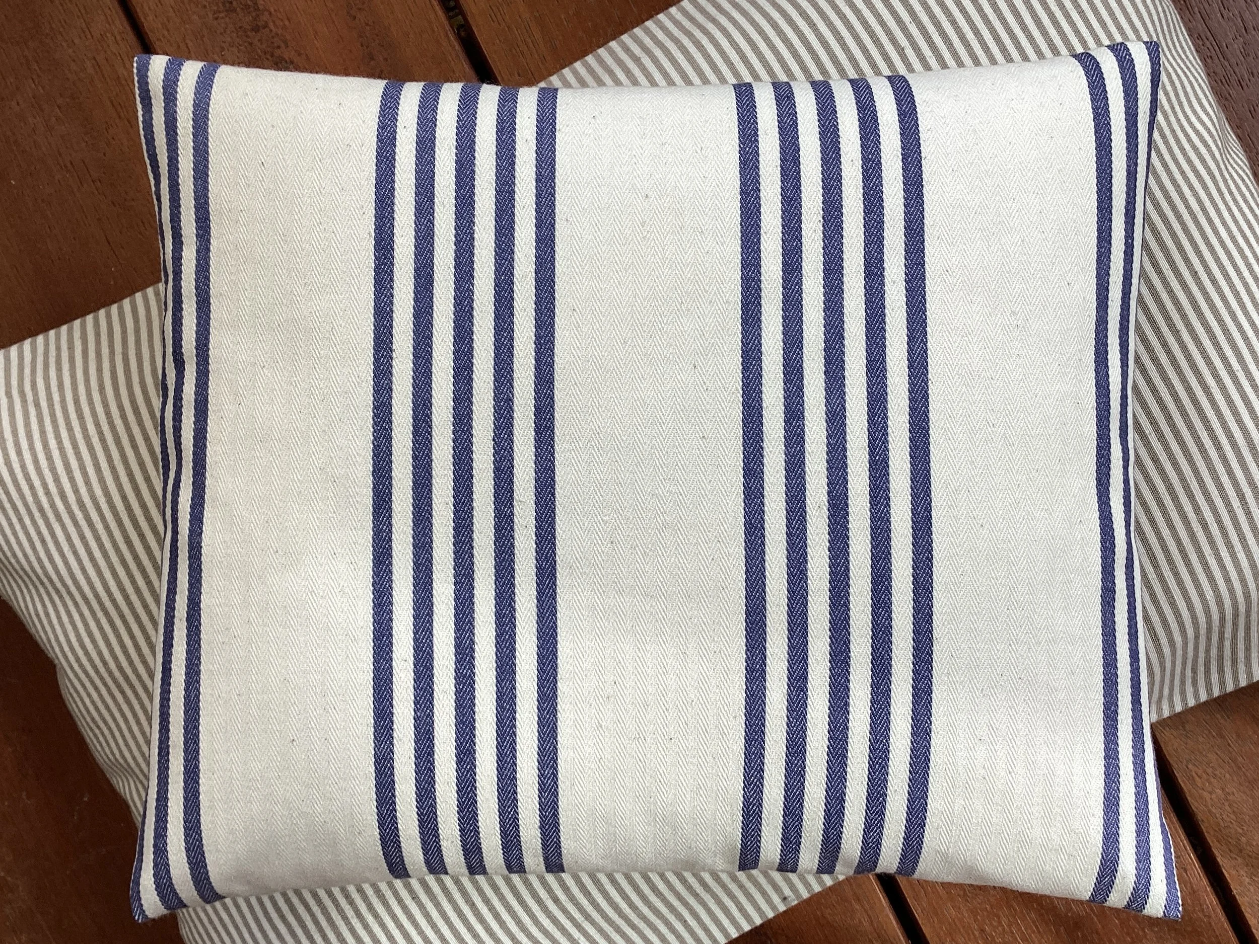 Reisekissen „5 Streifen Blau auf Wollweiß“ – 30 x 25 cm