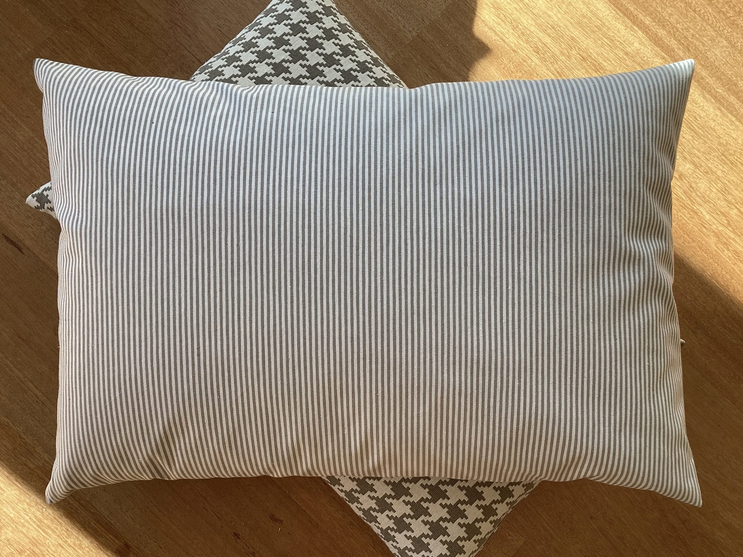 Sofakissen "Nadelstreifen" Schlamm / Off White – 60 x 40 cm