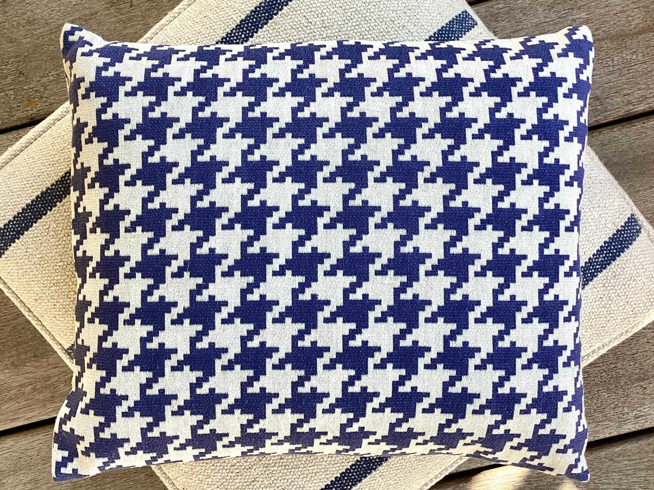Reisekissen  "Hahnentritt" Marine / Wollweiß  – 30 x 25 cm