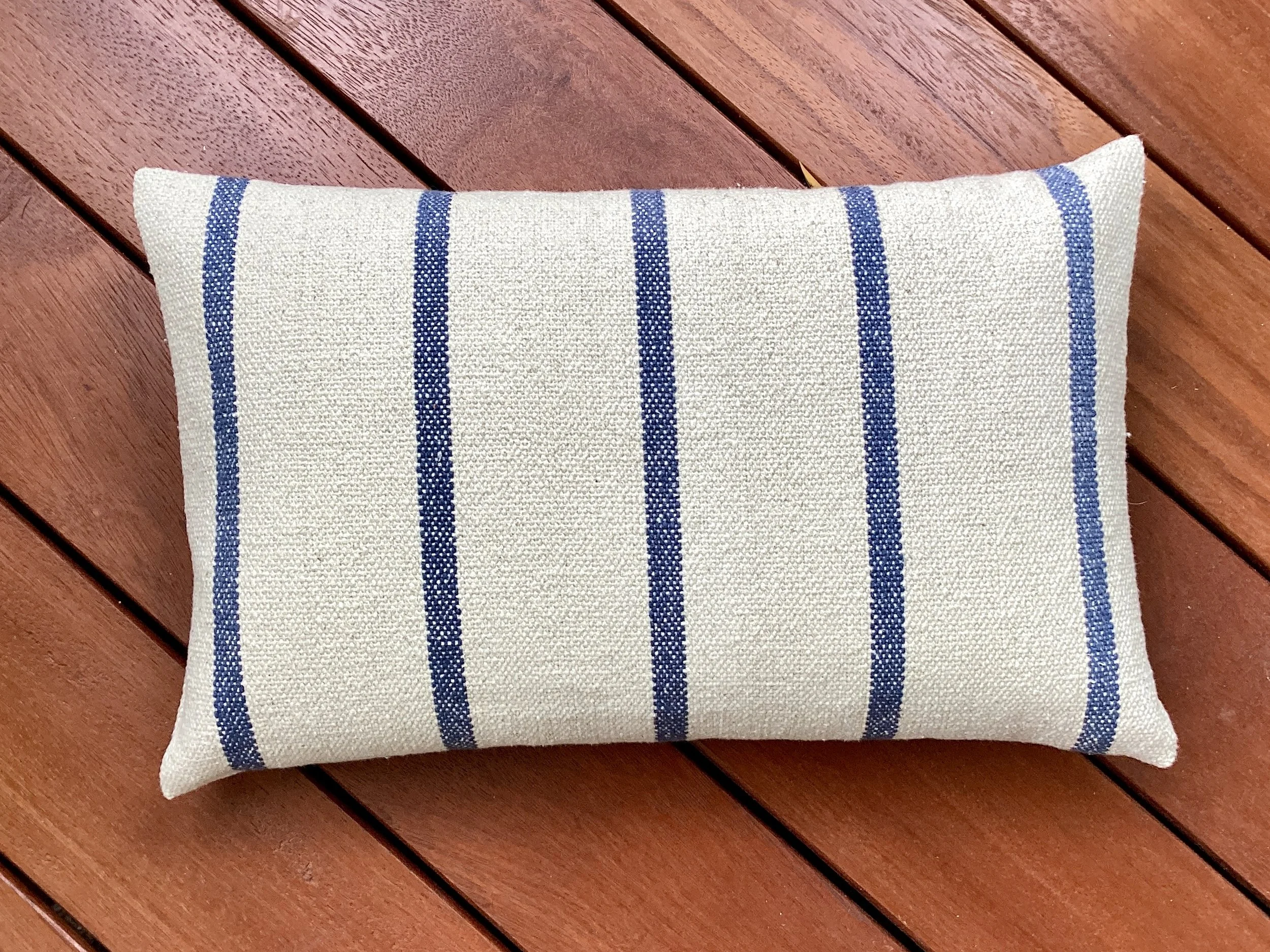 Streifen Blau auf Naturweiß