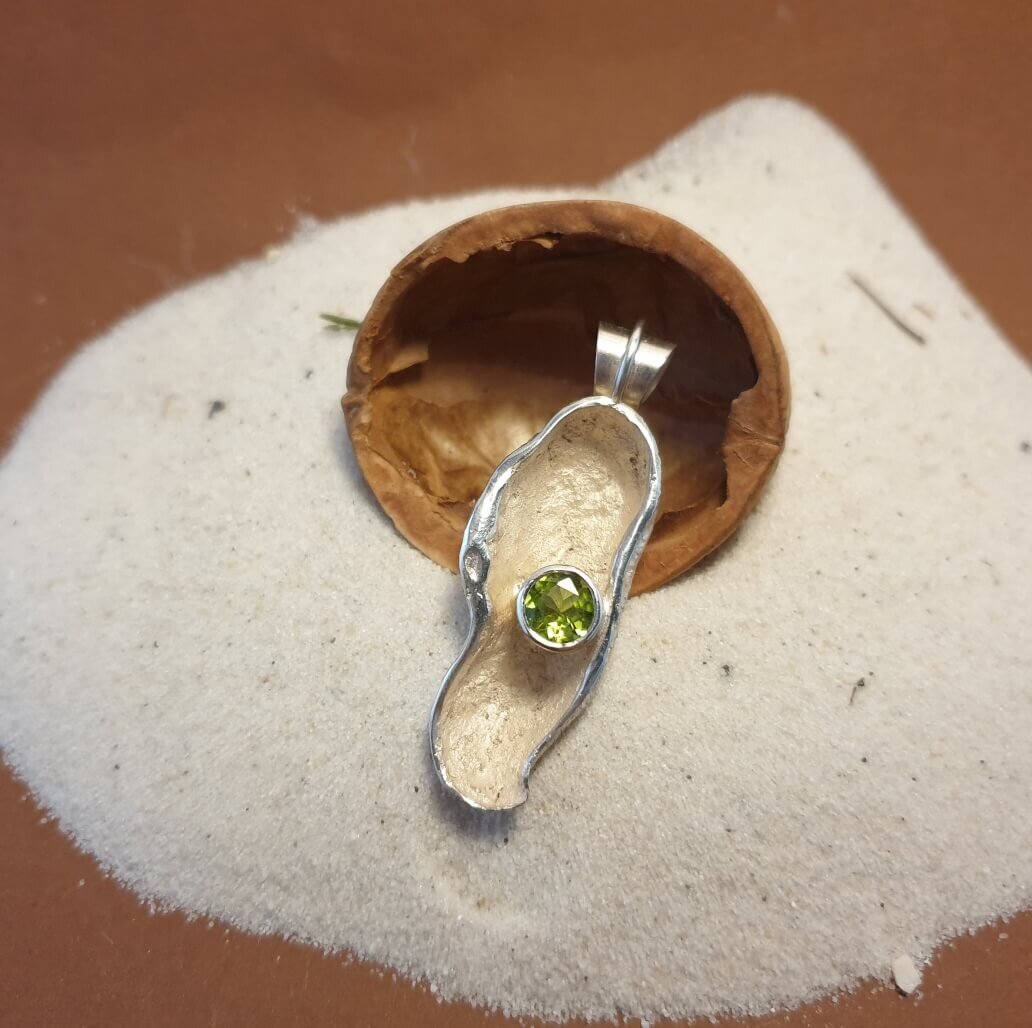 "peanut" Anhänger, Silber 925, Peridot - € 275,-