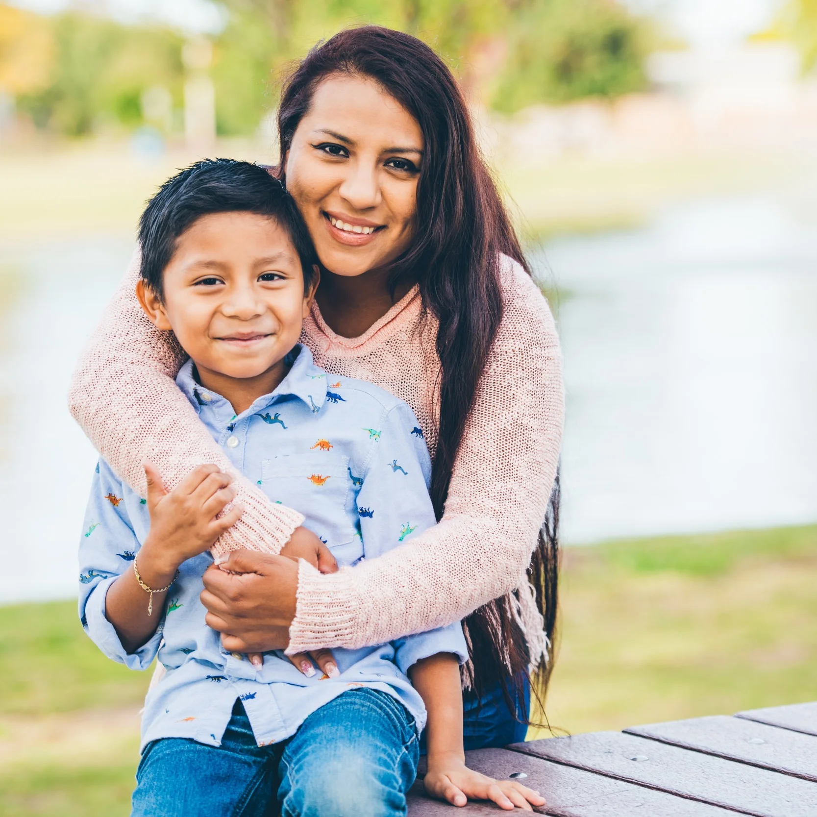 Nuestras familias de clientes son valientes, inteligentes y resistentes. Hacemos nuestro mejor esfuerzo para escuchar y satisfacer sus necesidades legales, y luego los conectamos con nuestros socios de la comunidad para obtener recursos como atención de salud mental, inhaladores para el asma o incluso mentores.