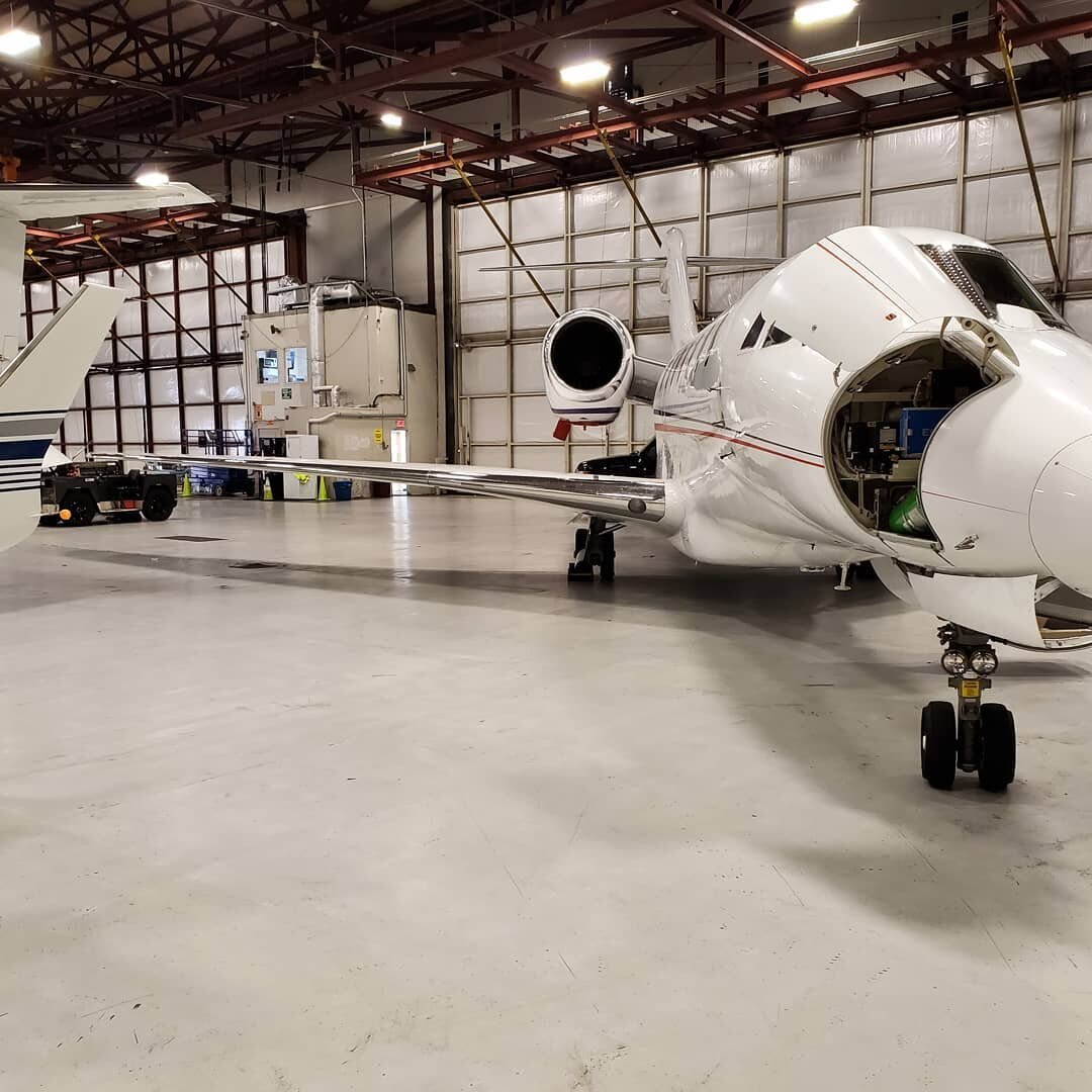 Supporting a customer in HPN. We work in hangars or out on the ramp! #hangarlifeisaluxury #quicksupport