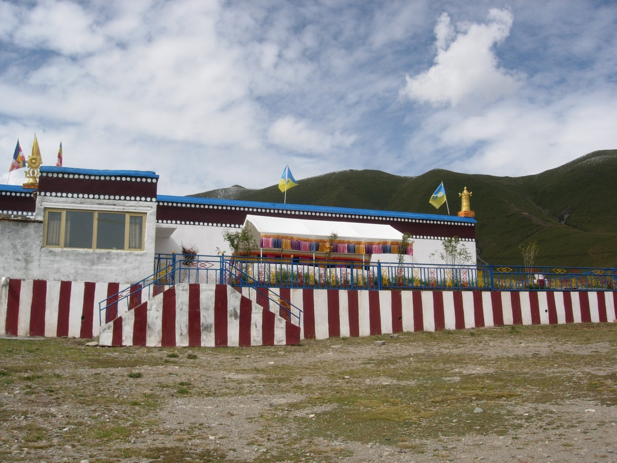  Nuns 3-year retreat center, Tibet 